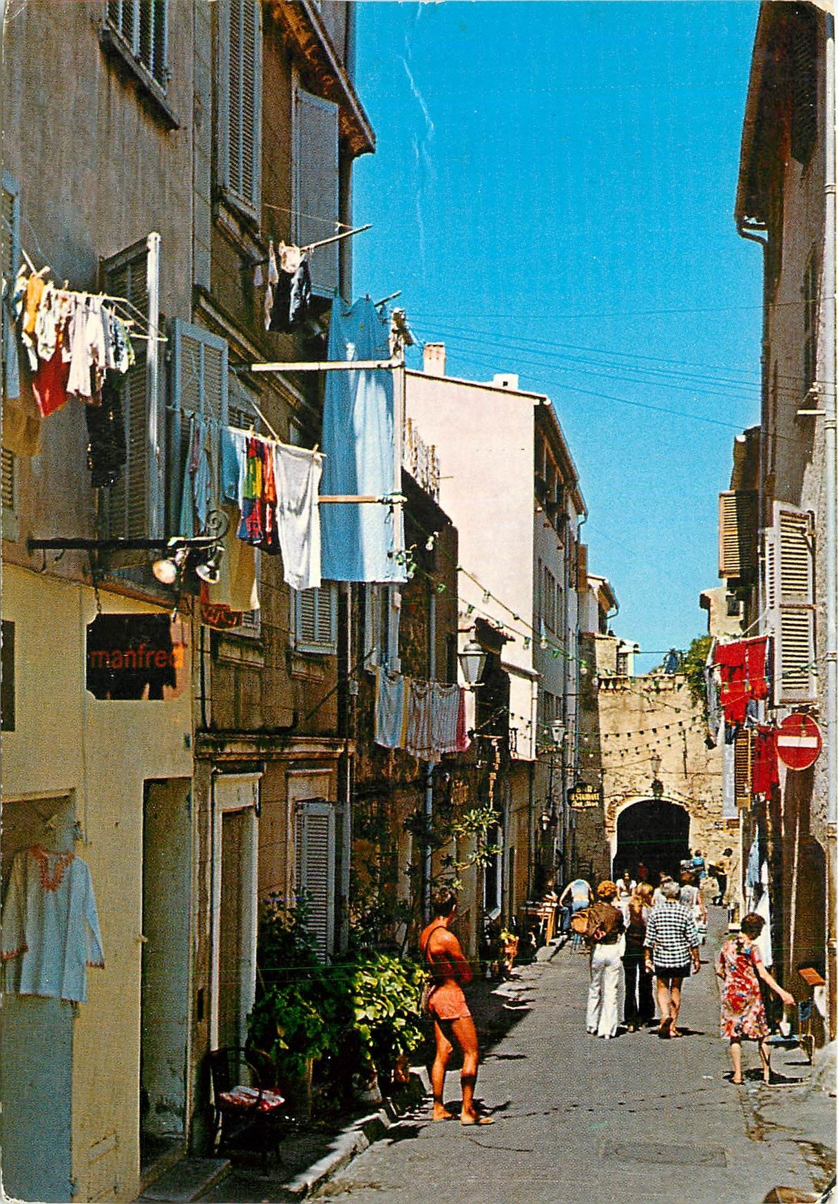 CPM Saint Tropez (Var) La rue des Remparts