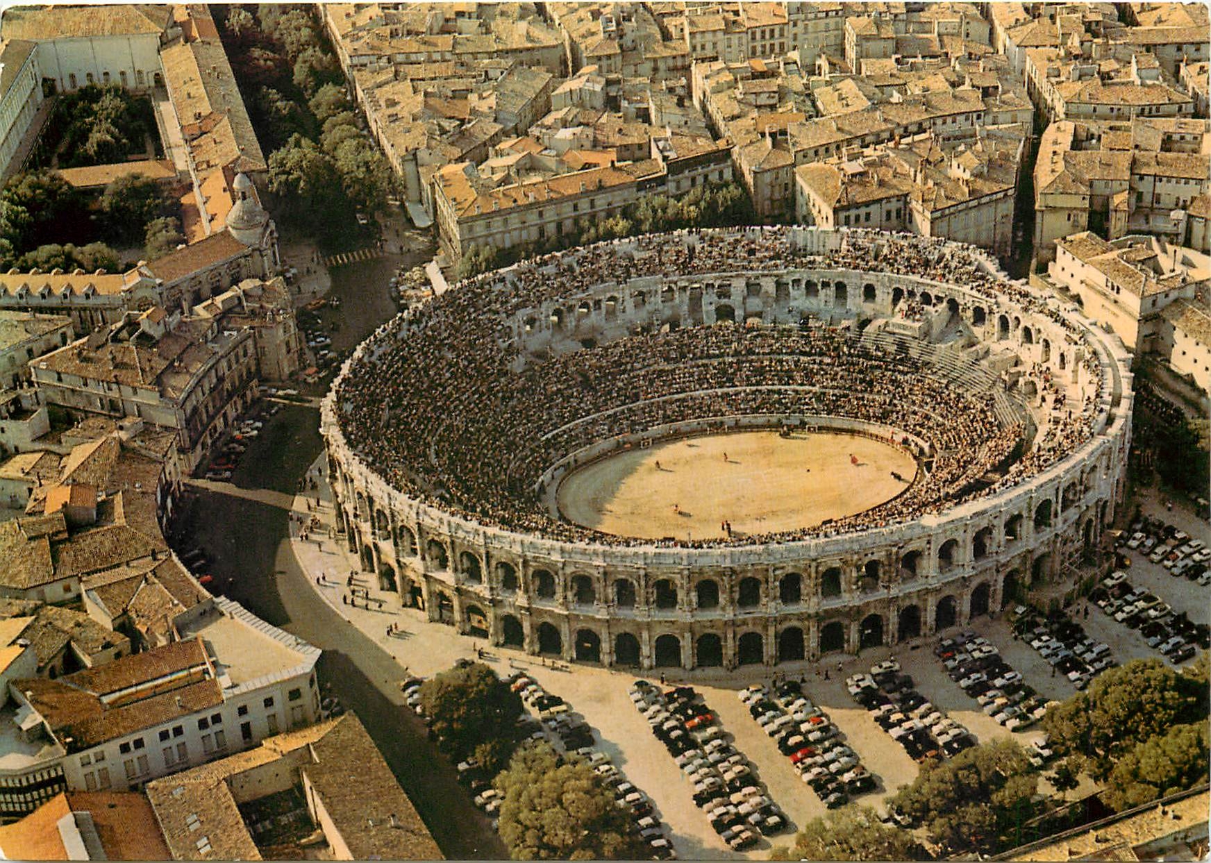 CPM Nimes (Gard) Par avion les arenes un jour de Corrida