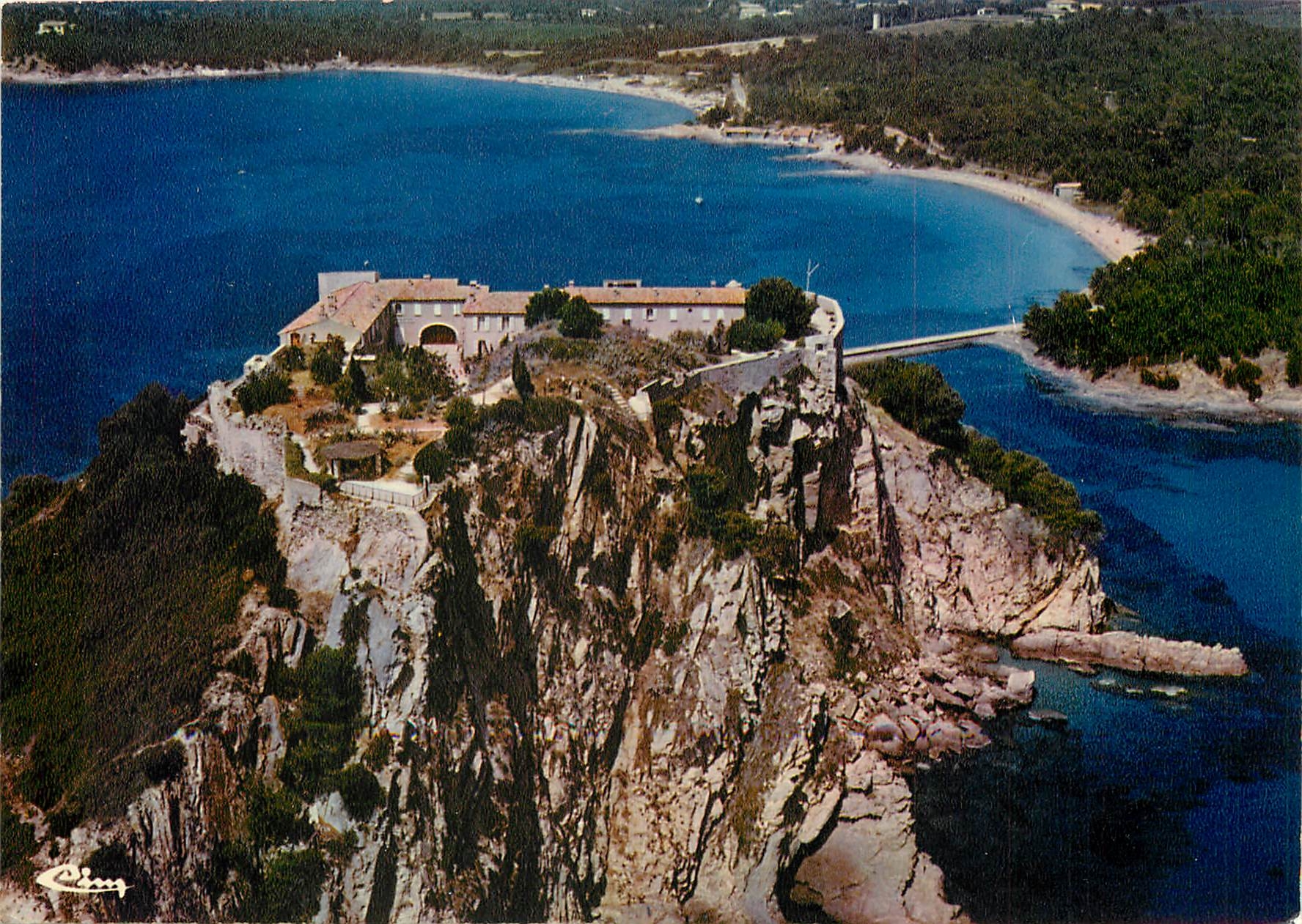 CPM La Cote des Maures Bormes les Mimosas (Var) Le Fort de Bregancon Vue aerienne Residence d'ete du
