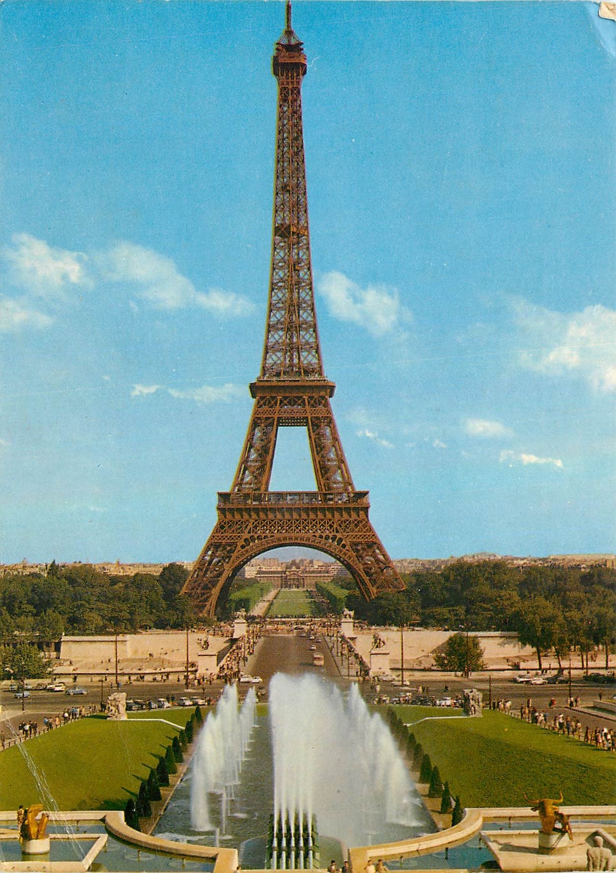 CPM Paris la Tour Eiffel et les fontaines de Chaillot