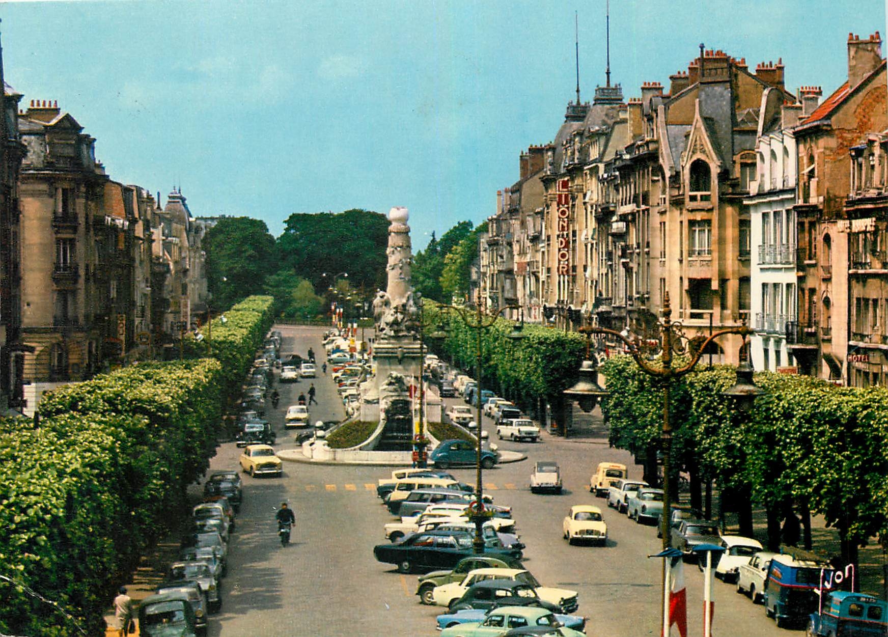 CPM Couleurs et Lumiere de France La Champagne Reims (Marne) La Place Drouel d'Erlon et la Fontine S