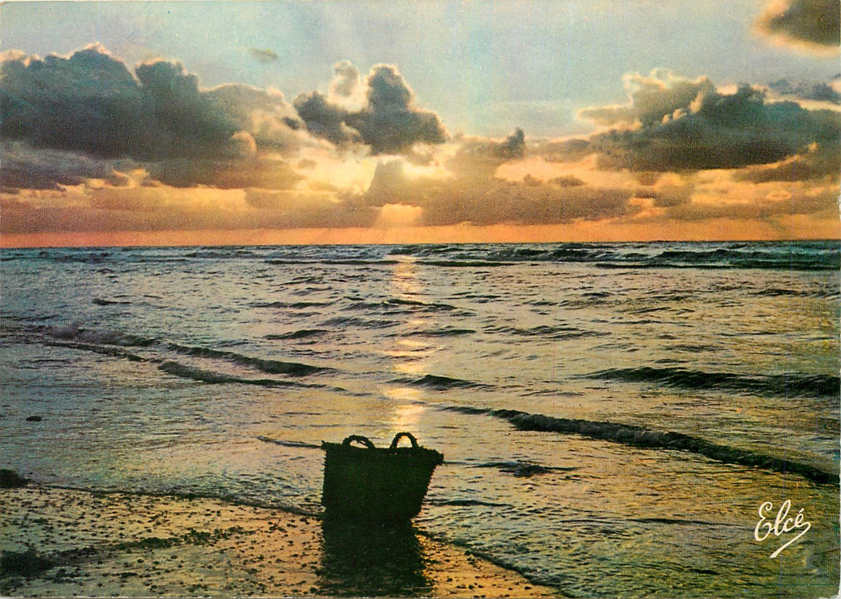CPM La Cote Atlantique Coucher de Soleil sur Notre Belle Plage