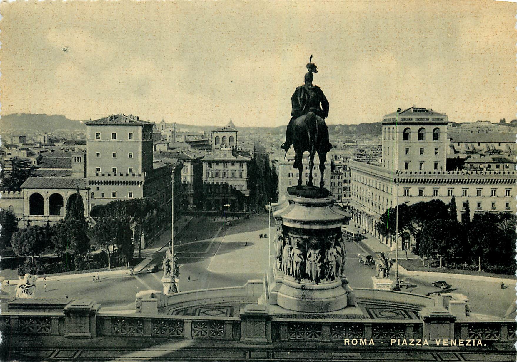 CPM Roma Place Venezia et Monument a Victor Emmanuel