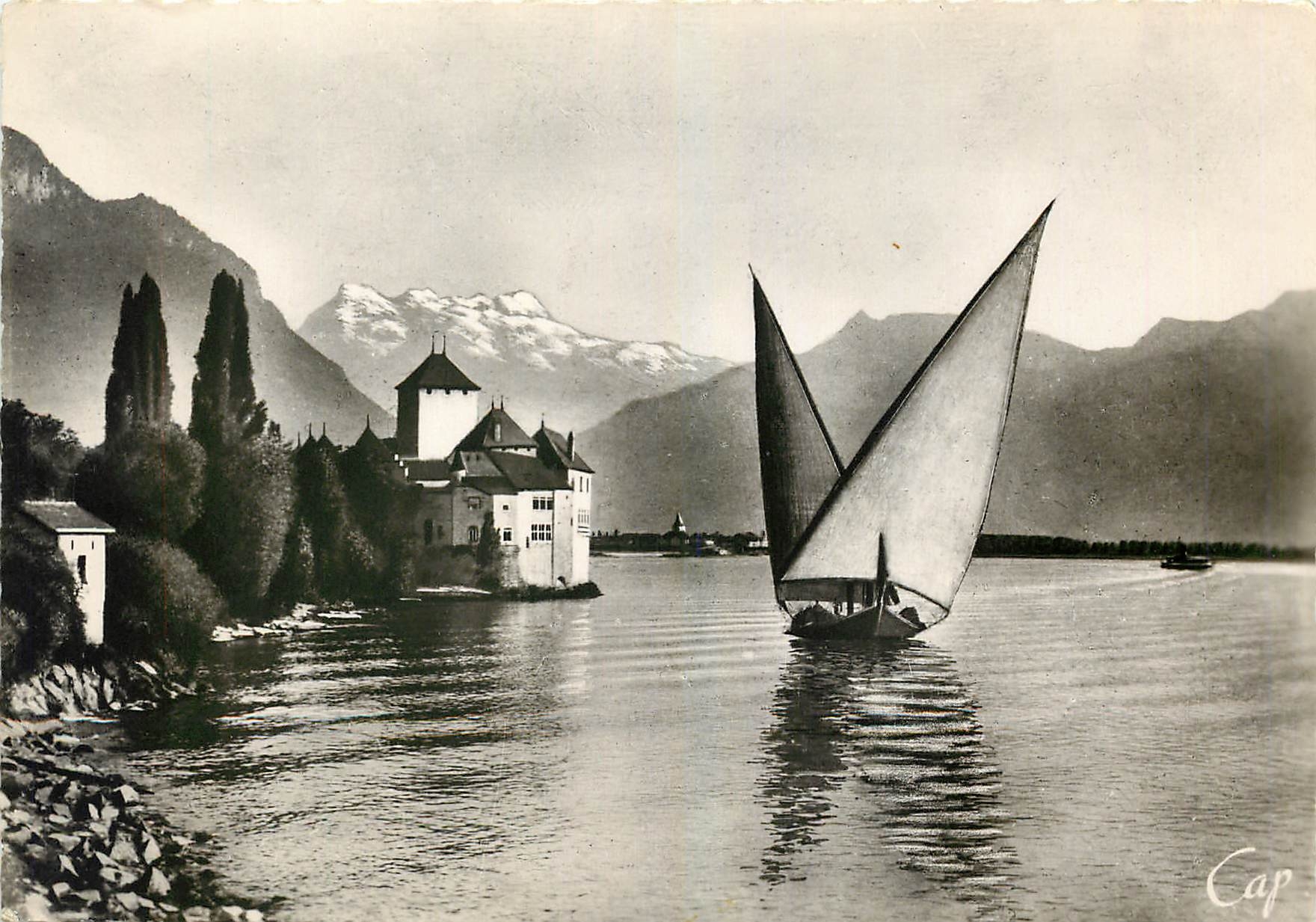CPM Lac Leman Chateau de Chillon et la Dent du Midi Bateau