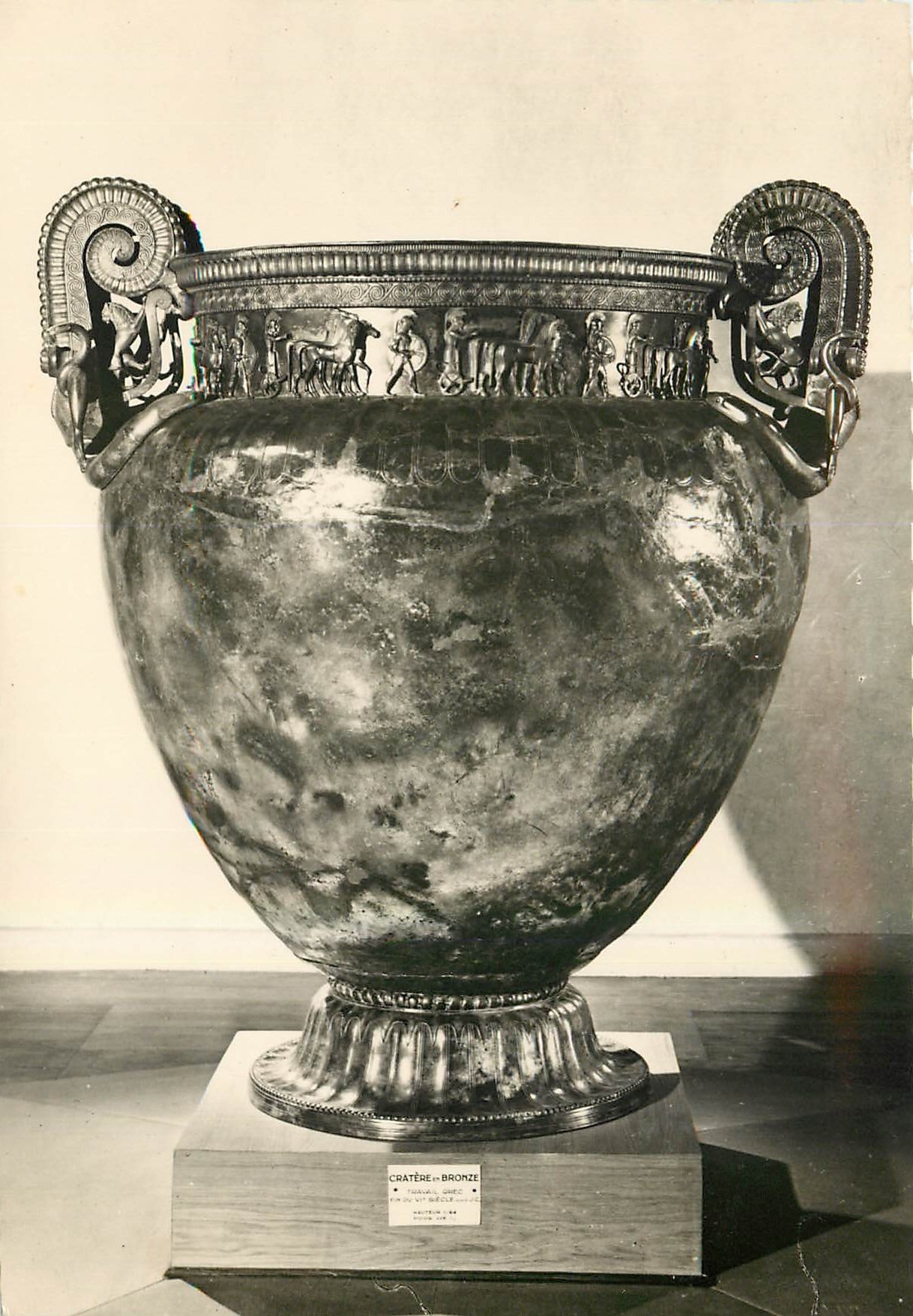 CPM Tombe Princiere de Vix Cratere de Bronze Hauteur 1 m64 Poids 208 kg Musee de Chatillon sur Seine