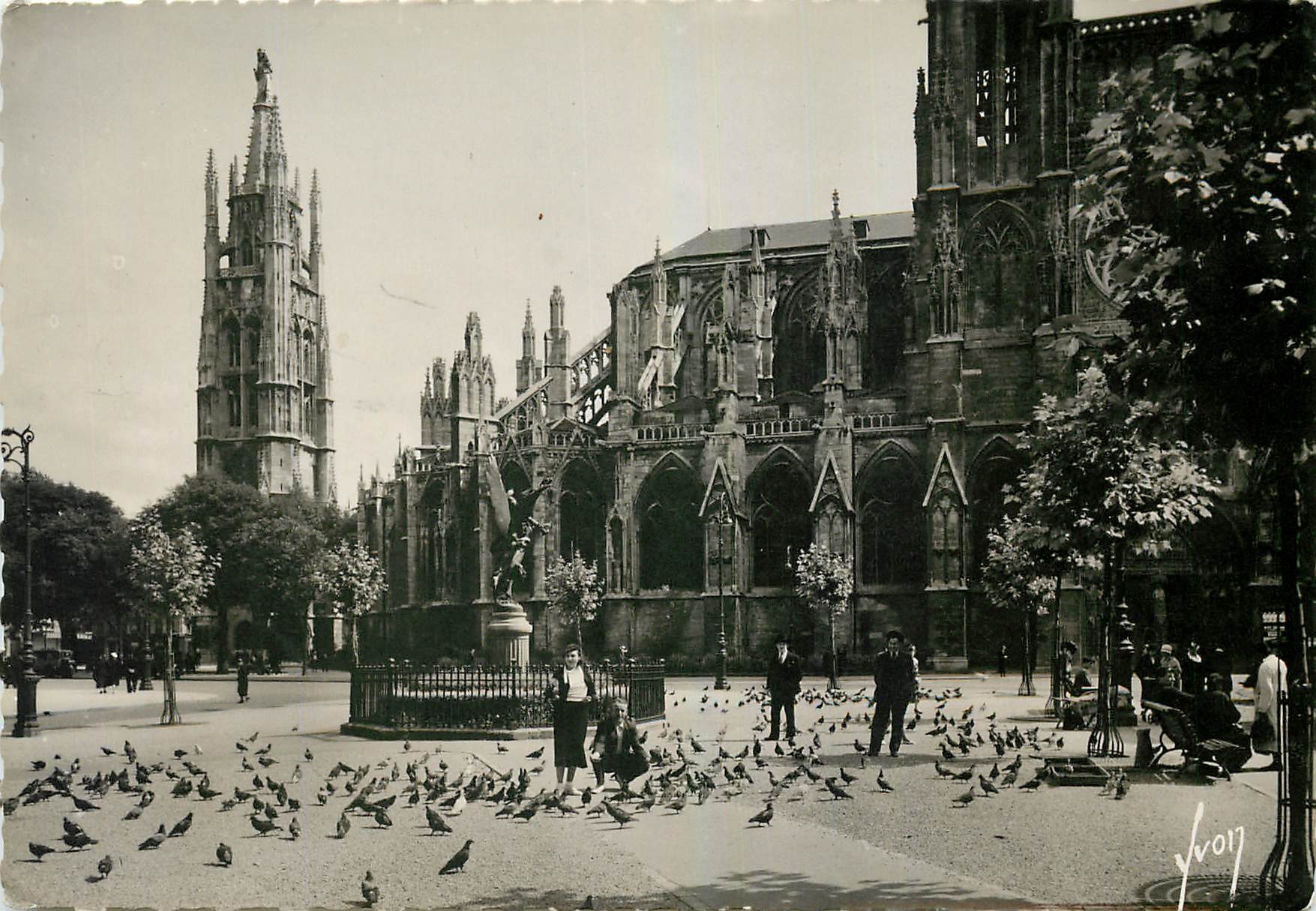 CPM Bordeaux (Gironde) Tour Pey Berland (XVes) et Cathedrale Saint Andre