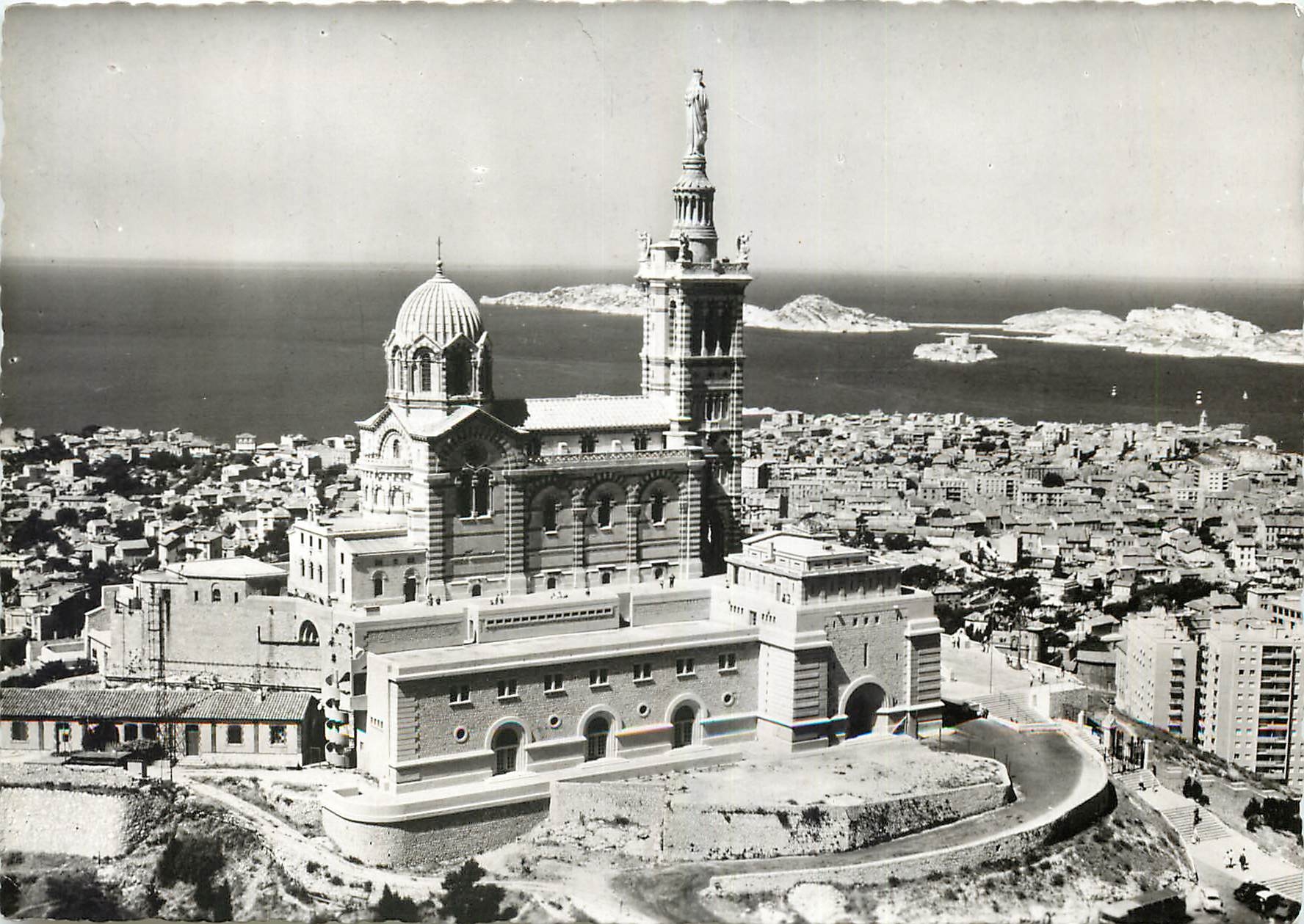 CPM Les Routes du ciel Marseille vue aerienne de la Basilique N D de la Garde
