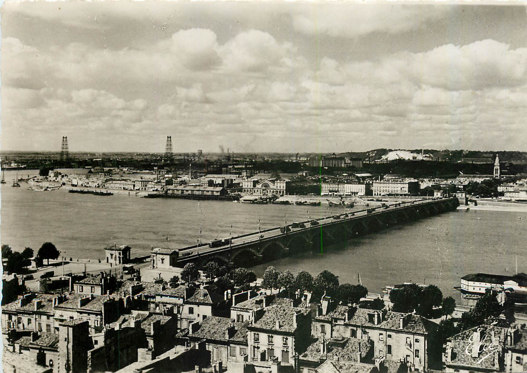 CPM Bordeaux (Gironde le Pont de Pierre Vue sur la Bastide