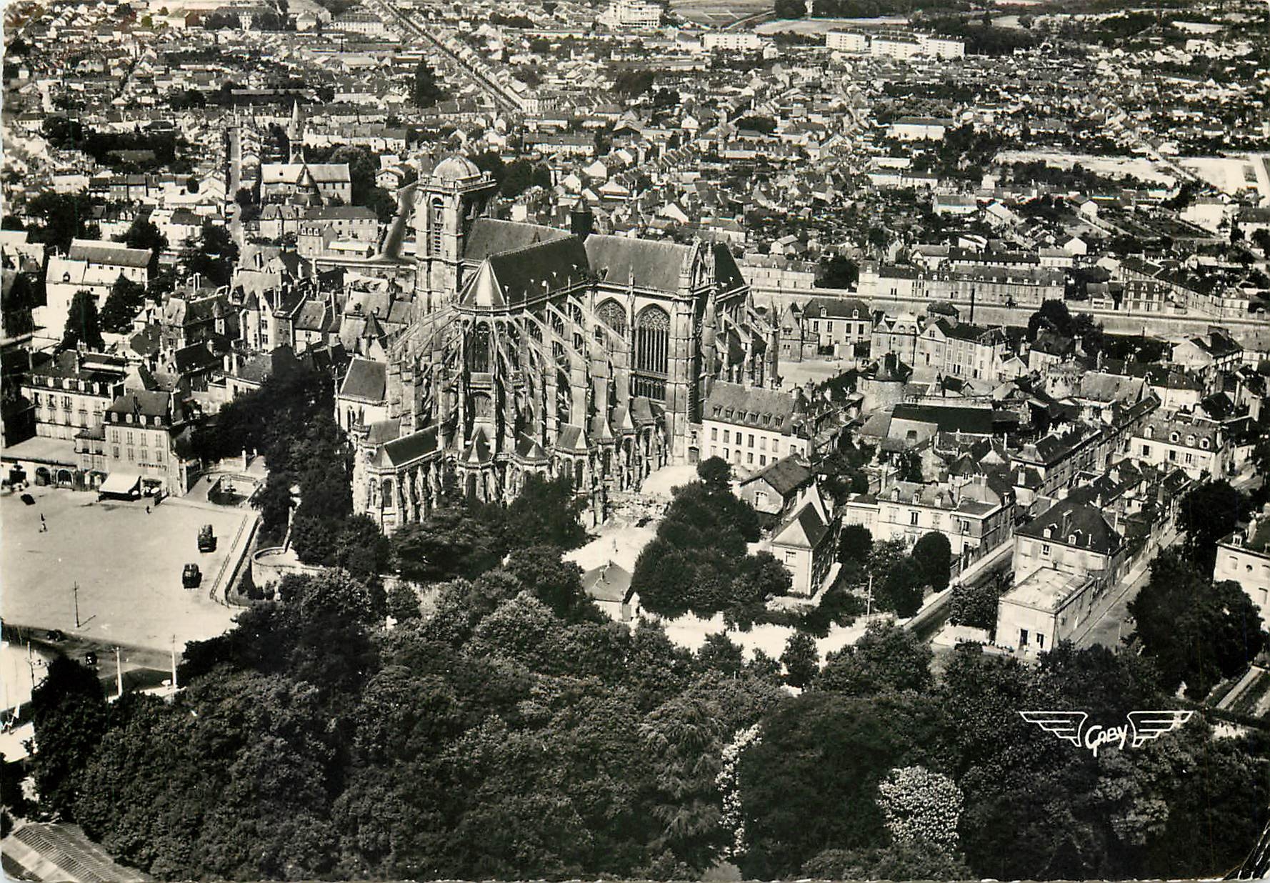 CPM La France vue du Ciel Vendome (L et C) L'Eglise de la Trinite Clocher du XIIes Ancienne Abbaye