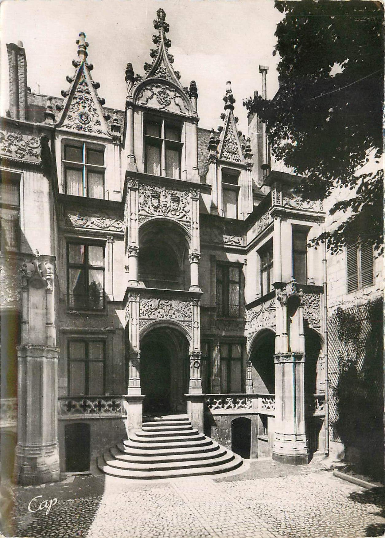 CPM Tours l'Hotel Gouin (XVes) bati en 1440 par Jean de Xainciogs controleur general des finances