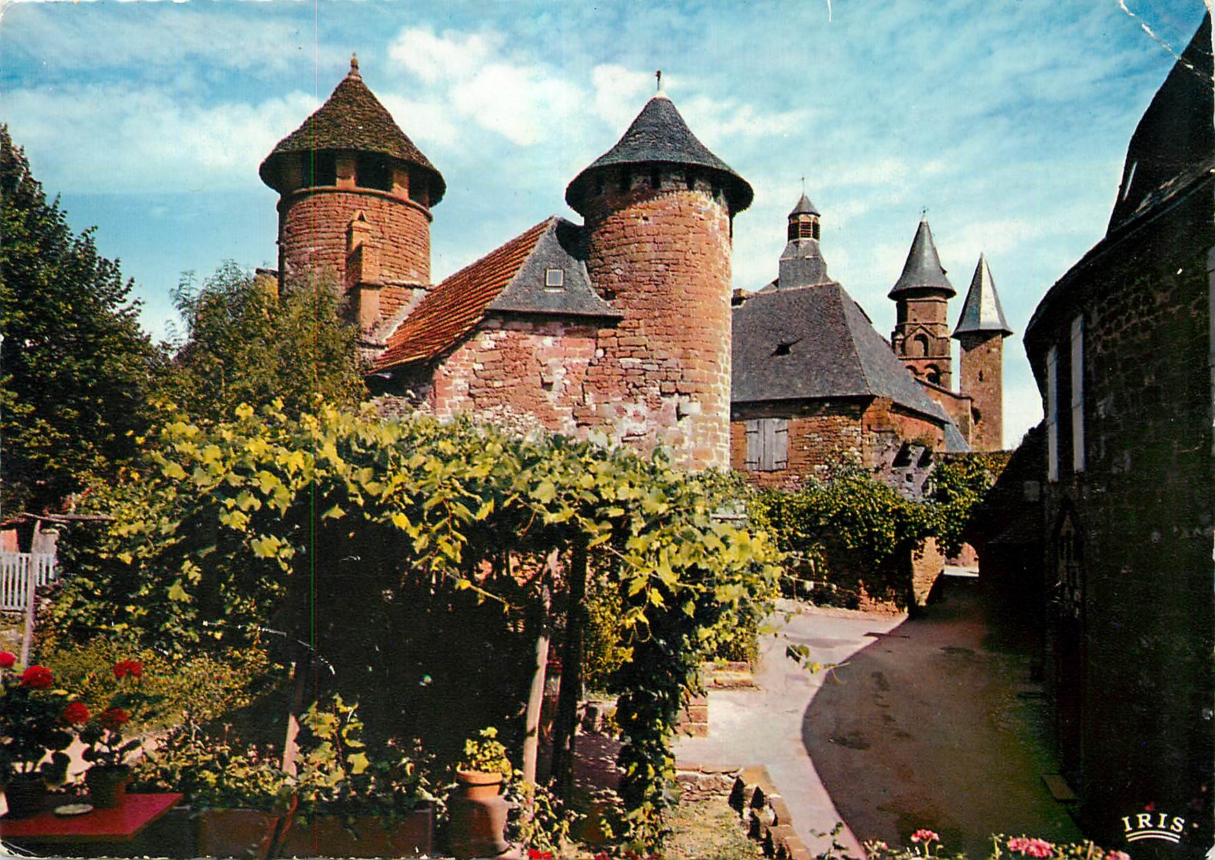 CPM Collonges la Rouge Correze) La porte Plate et l'Hotel de Friac