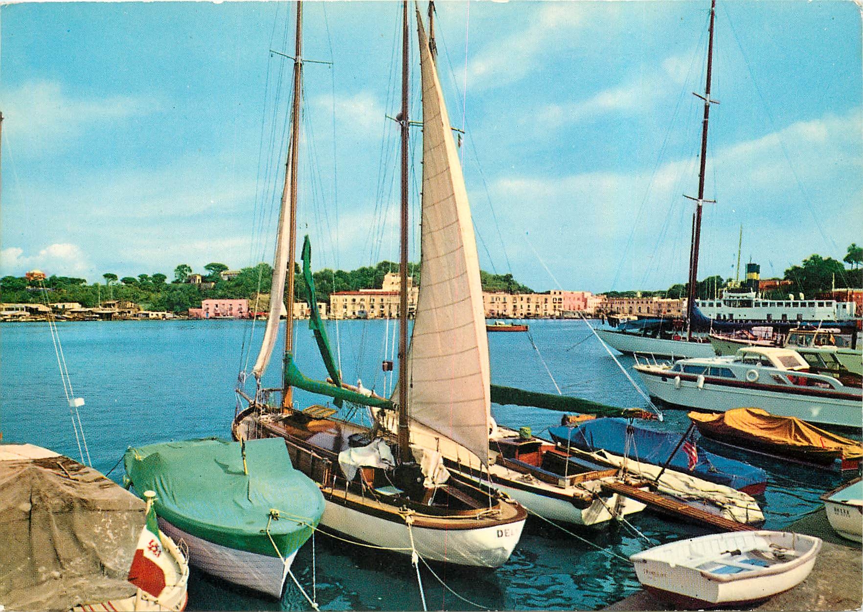 CPM Ischia Porto Bateaux a la rade