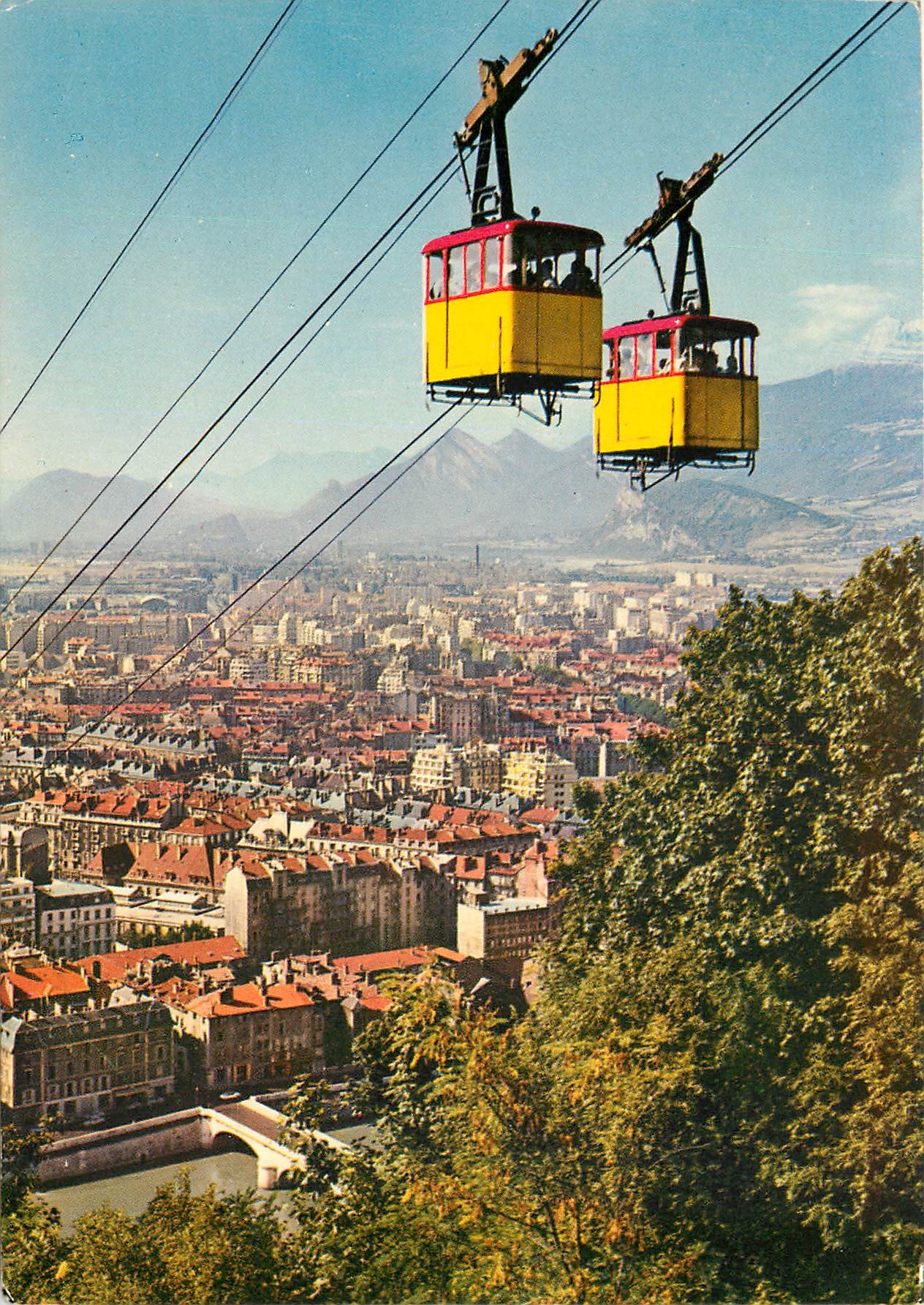 CPM Les Alpes en couleurs naturelles Grenoble Telepherique de la Bastille Croisement des deux bennes