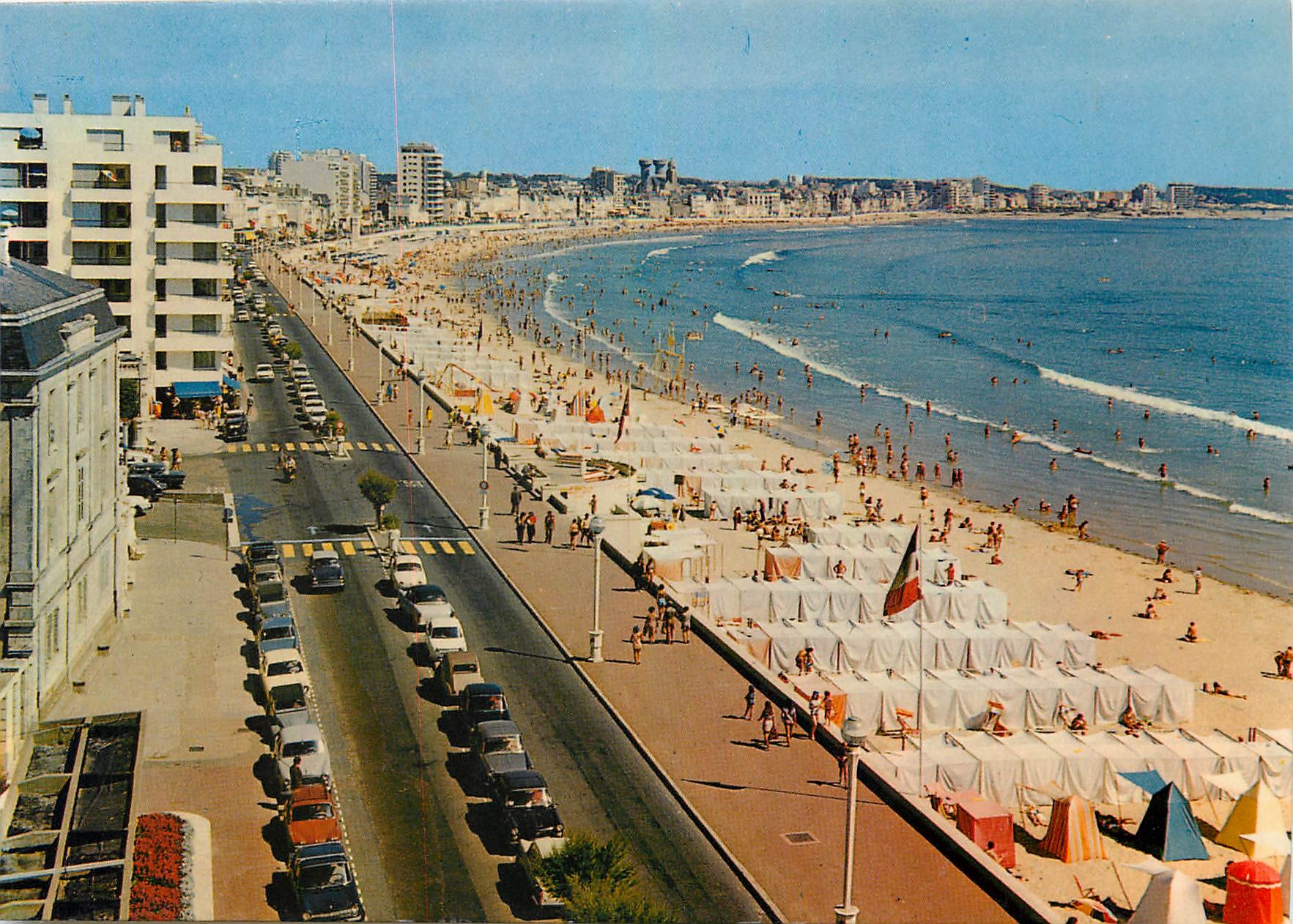 CPM Les Sables d'Olonne Le Remblai et la Plage