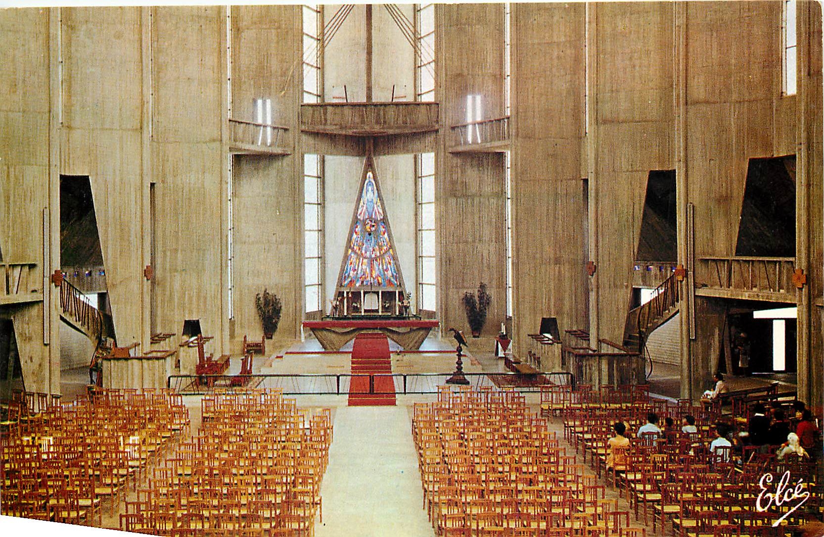 CPM Royan (Char Mmes) Interieur de l'Eglise l'Autel
