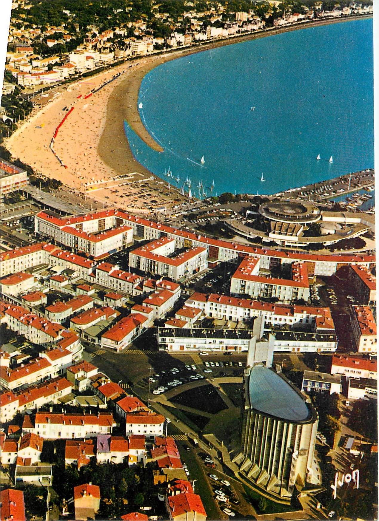 CPM Couleurs et Lumiere de France Royan (C Mmes) Vue generale au premier plan l'Eglise