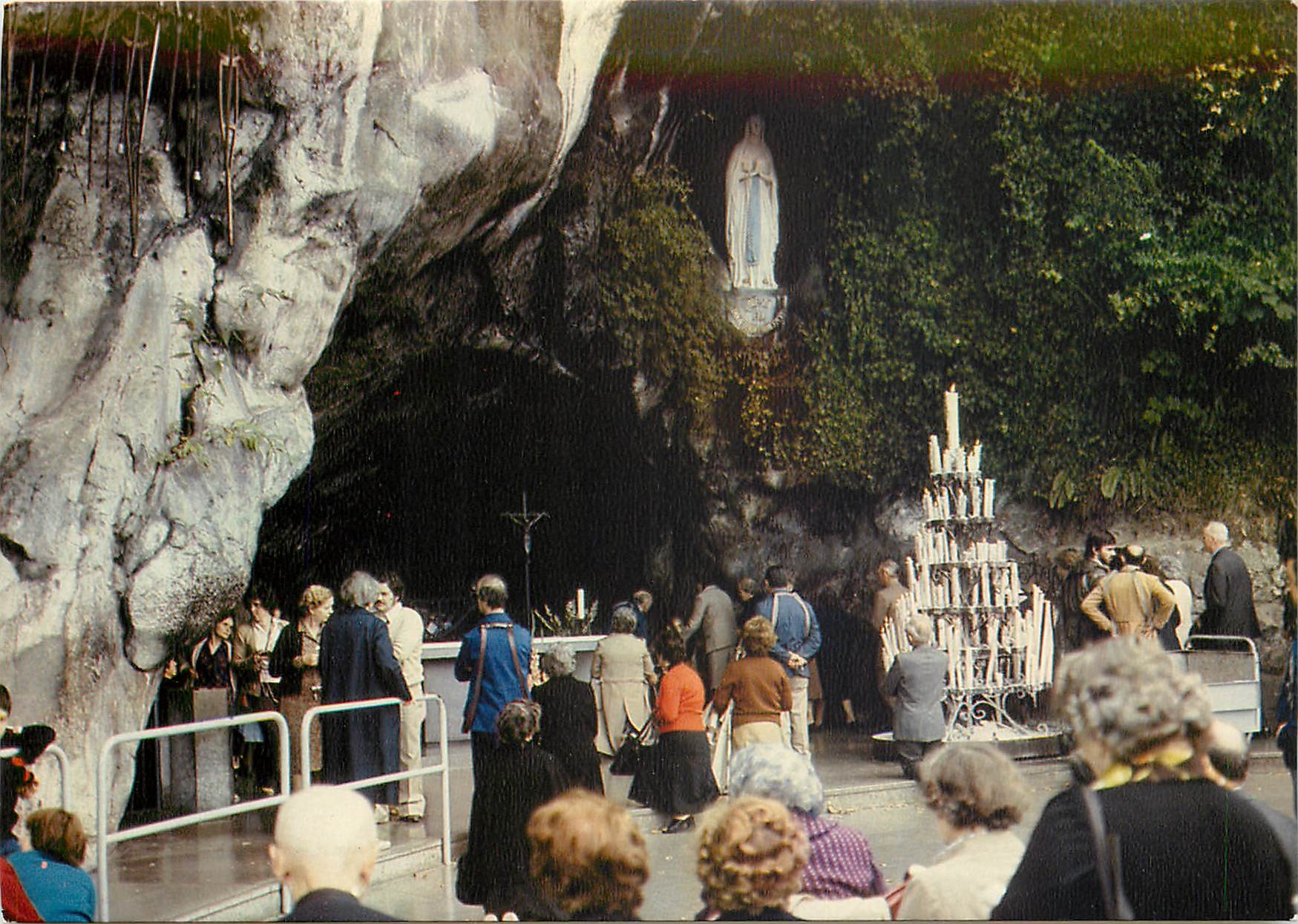 CPM La Cite religieuse Lourdes (Hautes Pyrenees) La grotte de Massabielle ou la vierge apparut a Ber