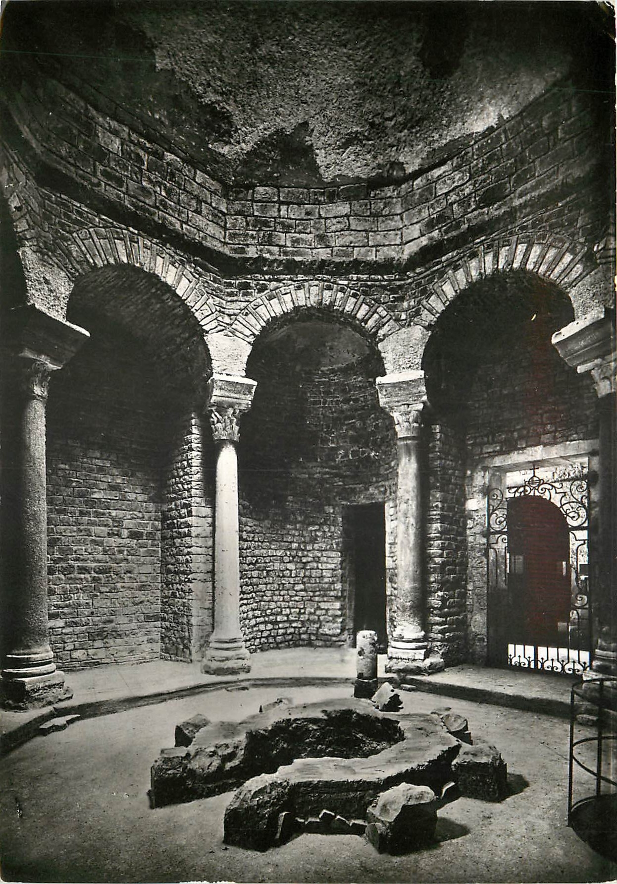 CPM  Frejus (Var) Baptisere de la Cathedrale (Ves)