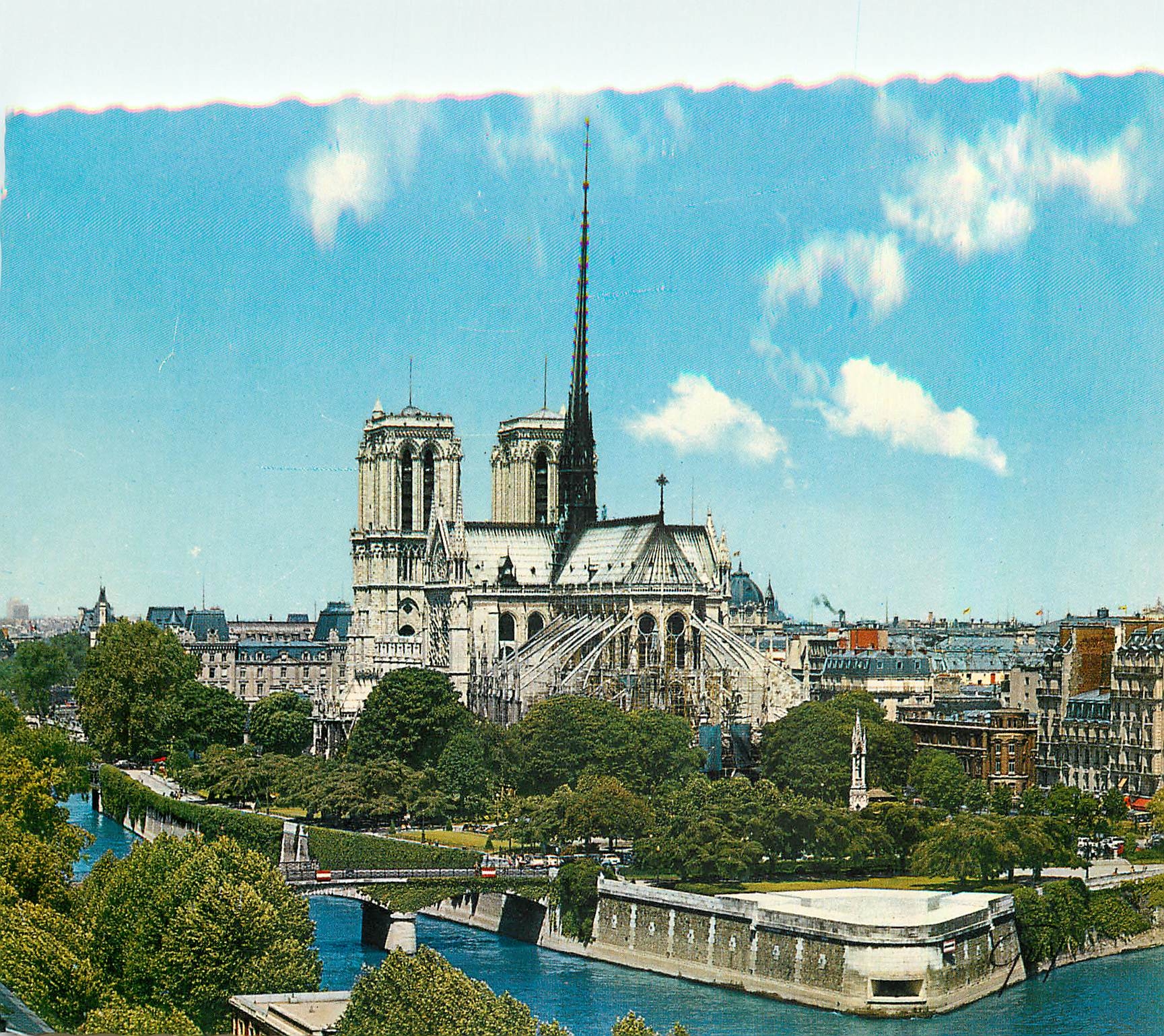 CPM Paris et Ses merveilles dans l'ile de la cite le square Jean XXIII et la cathedrale Notre Dame