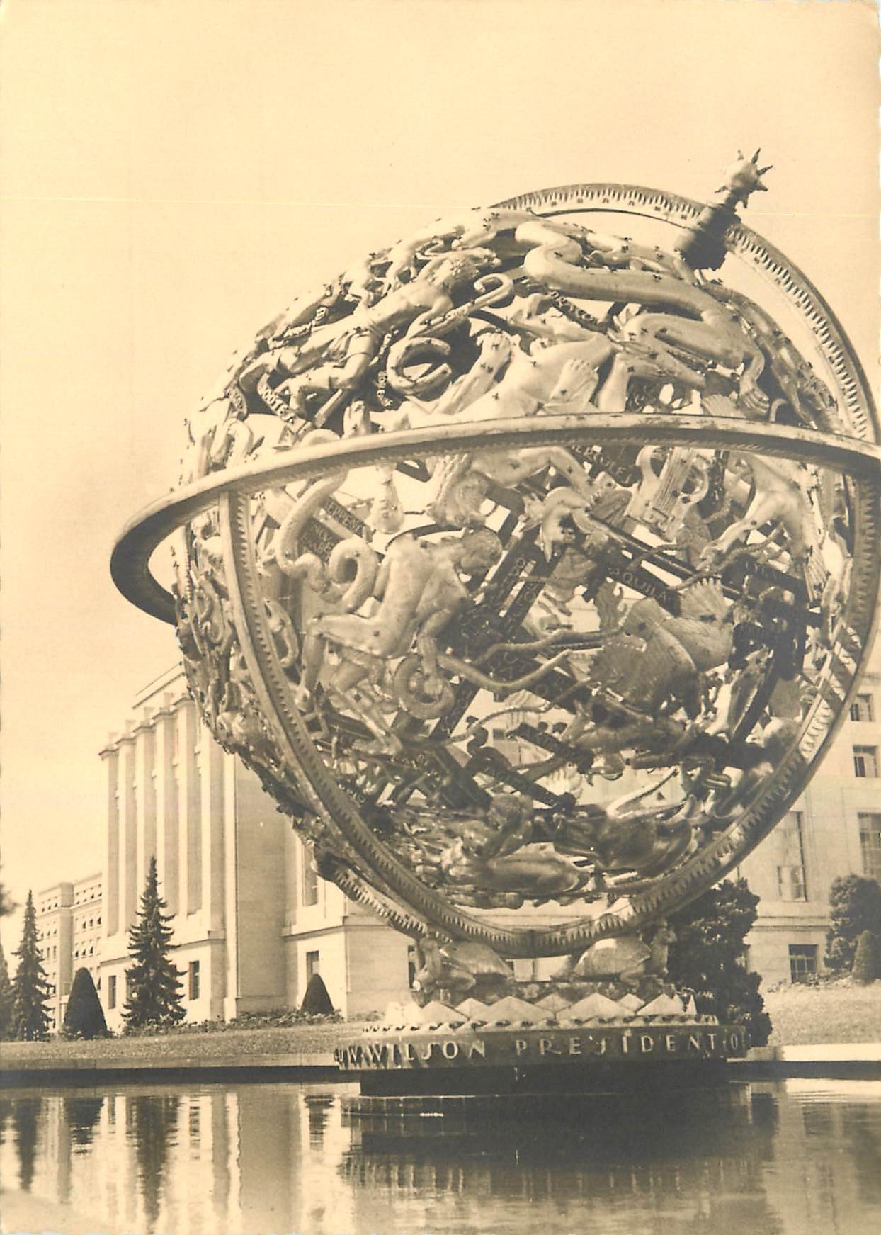 CPM Geneve Palais des Nations dans la cour d'honneur sphere armillaire offerte par la fondation Wood