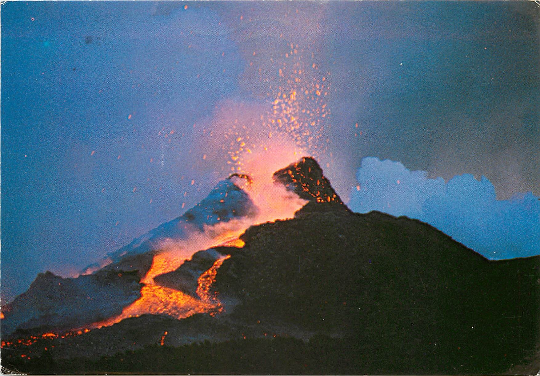CPM Etna Explosion et coulee de lave Volcan