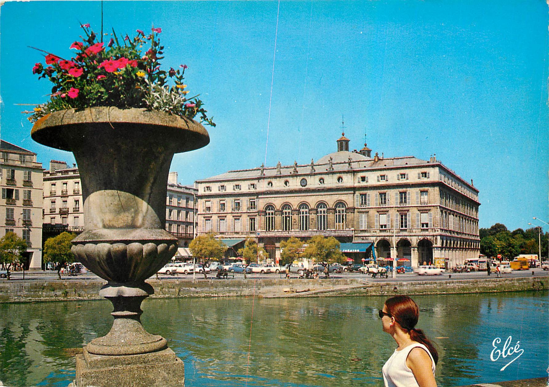 CPM Bayonne (Basses Pyr) Le Theatre et L'Hotel de ville