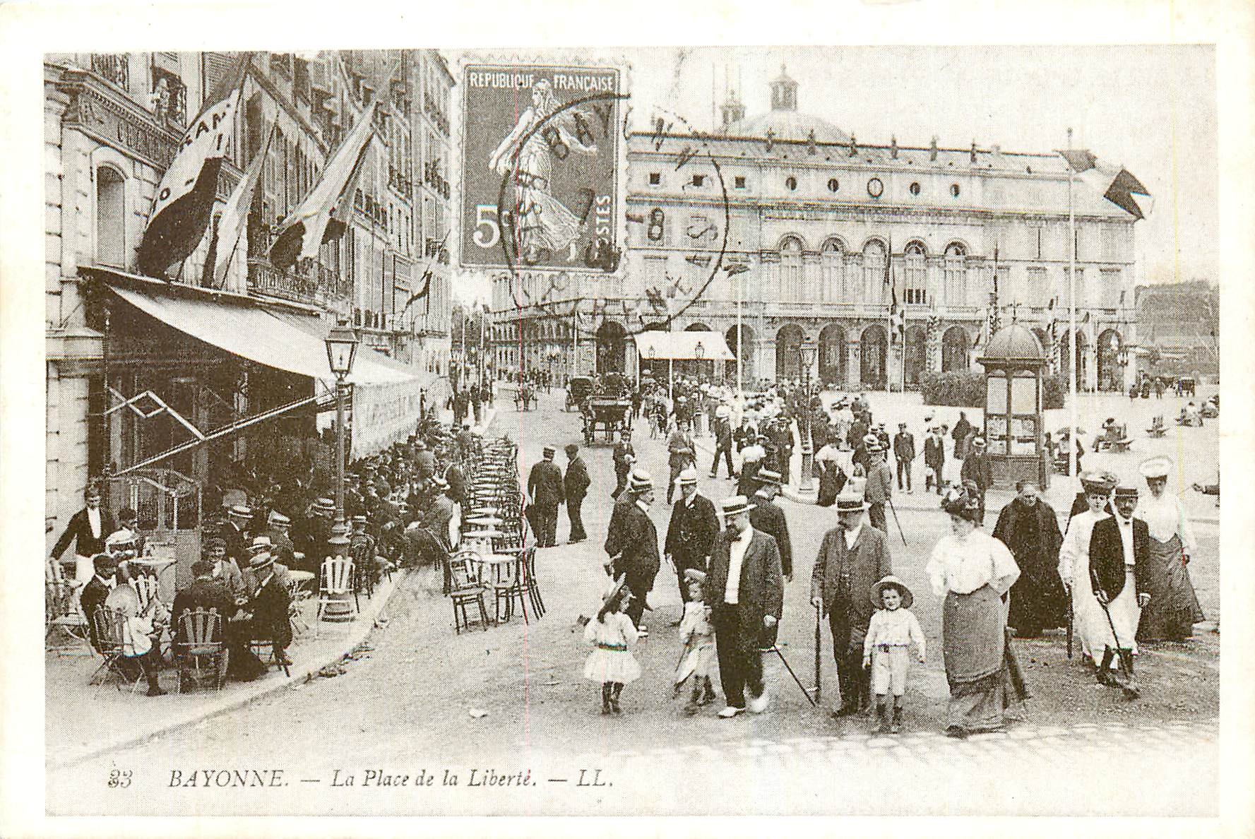CPM La Belle epoque au pays basque Bayonne Place de la Liberte