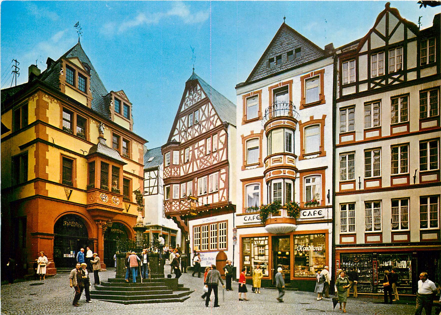 CPM Bernkastel Kues Mosel Markokatz mit Rathaus und St Michaelsbrunnen