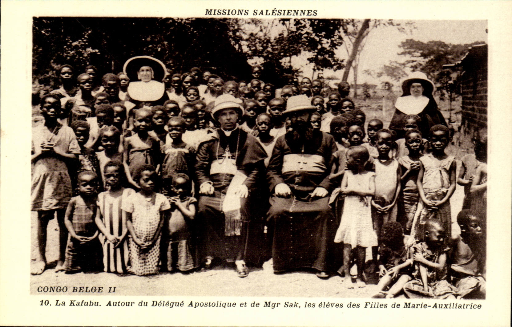 Kafubu Around the Apostolic Delegate and of raised Mgr Sak Girls of Marie-Auxiliatrice