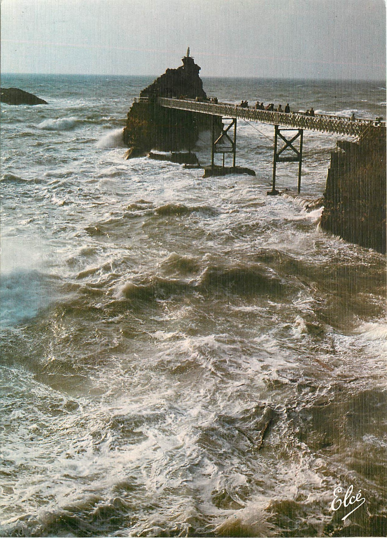 CPM Biarritz Tempete au Rocher de la vierge