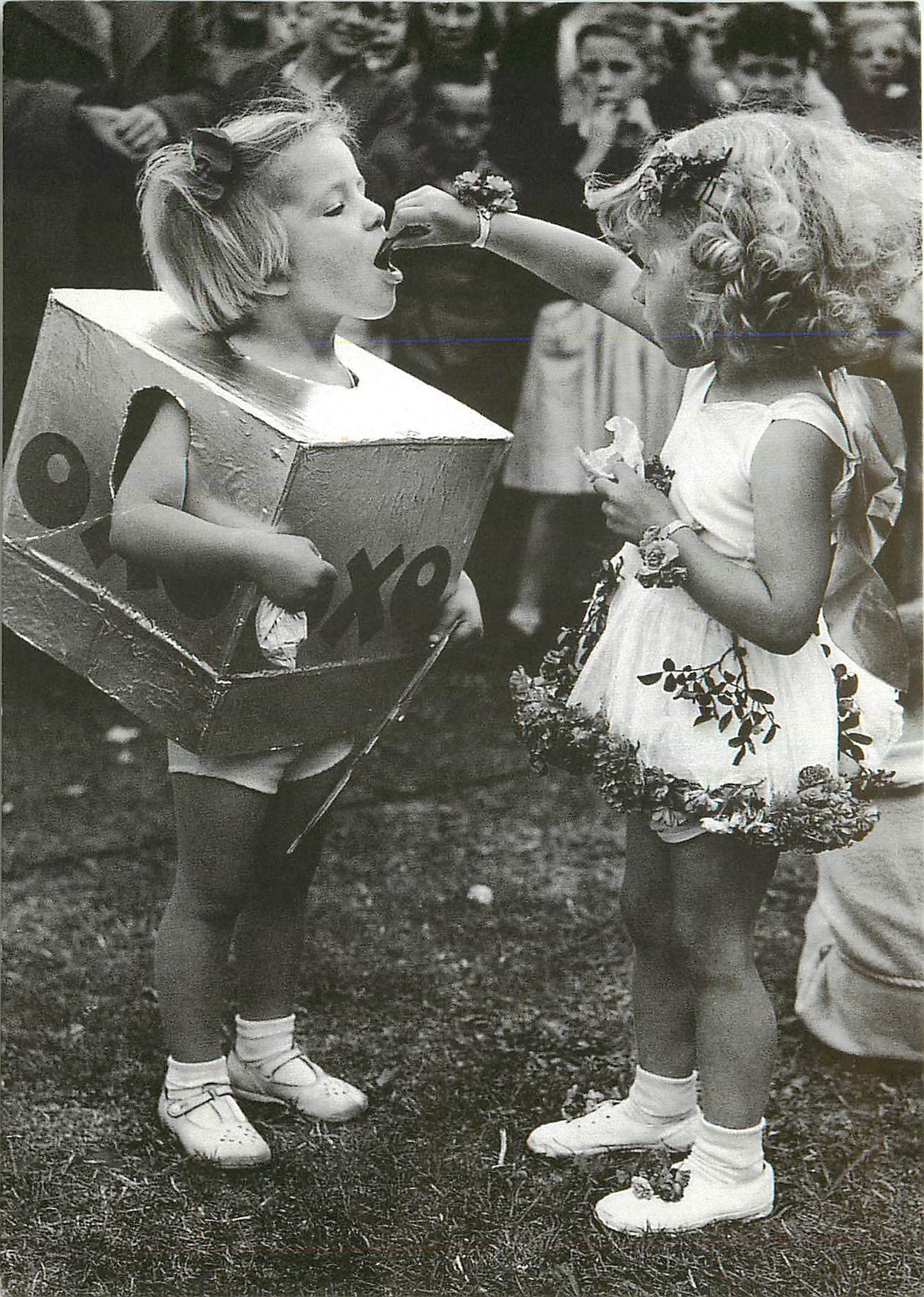 CPM Popperfoto Petites filles desguisees 1952 