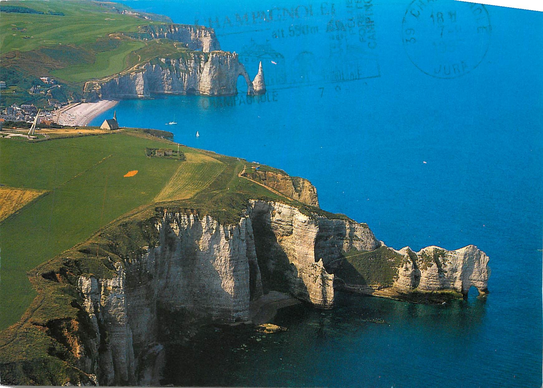 CPM Etretat Seine Mme Vue generale sur les Falaises et la plage 