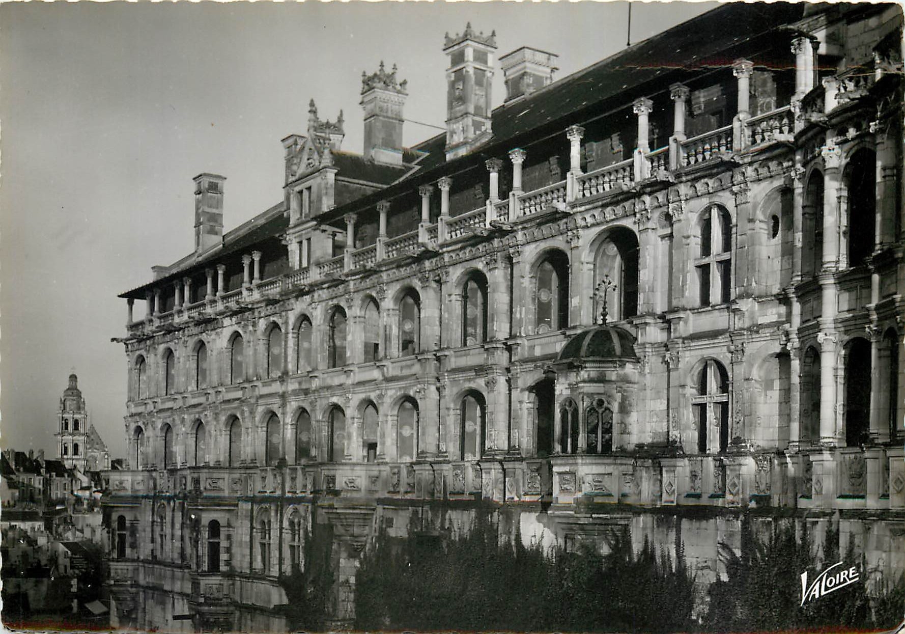 CPM Blois Loire et Cher Le Chateau Aile Francois 1er au fond la cathedrale Saint Louis