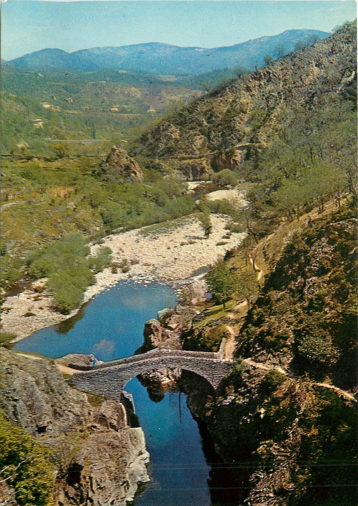 CPM Paysages du Vivarais Les Gorges de l'Ardeche a Thueyts Le Pont du Diable 