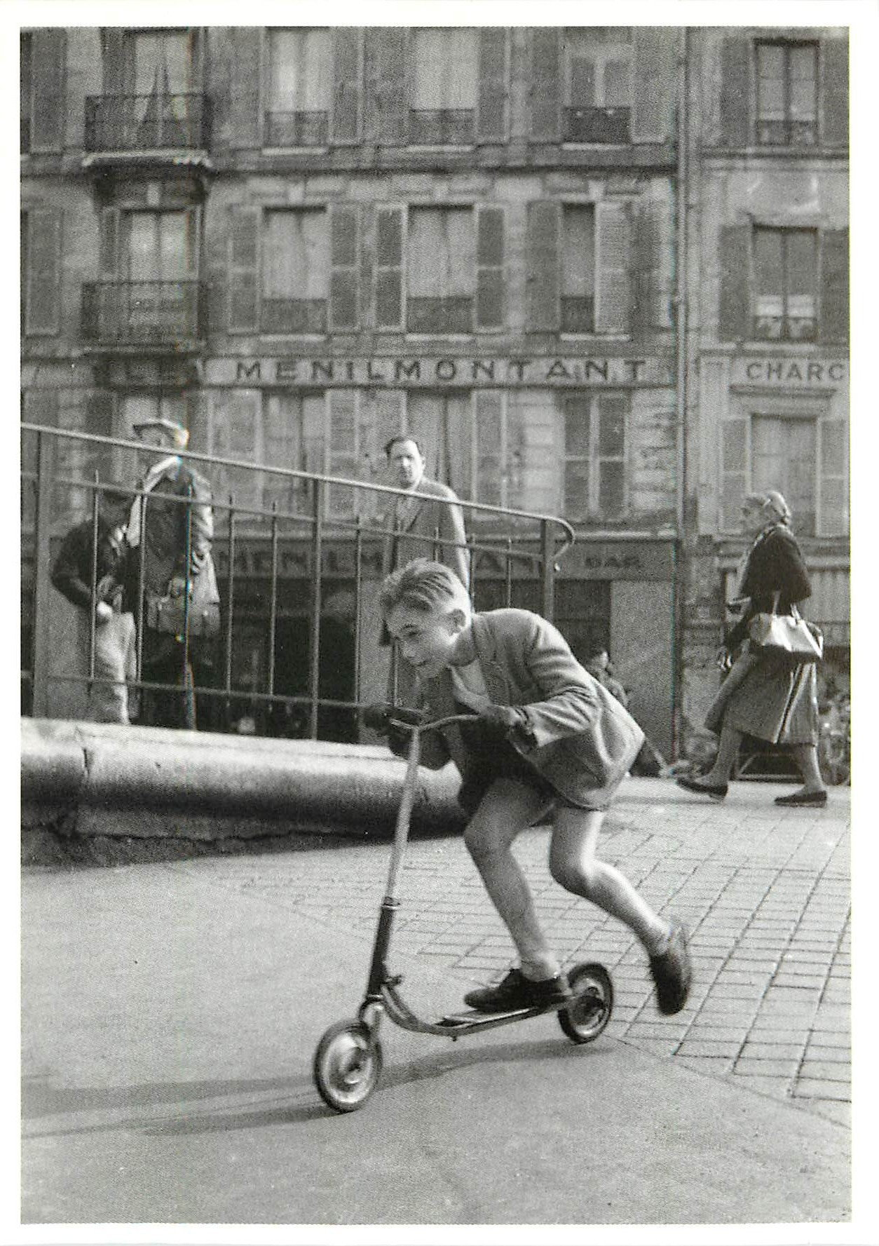 CPM Robert Doisneau La patinette de course 1956  Paris Menilmontant