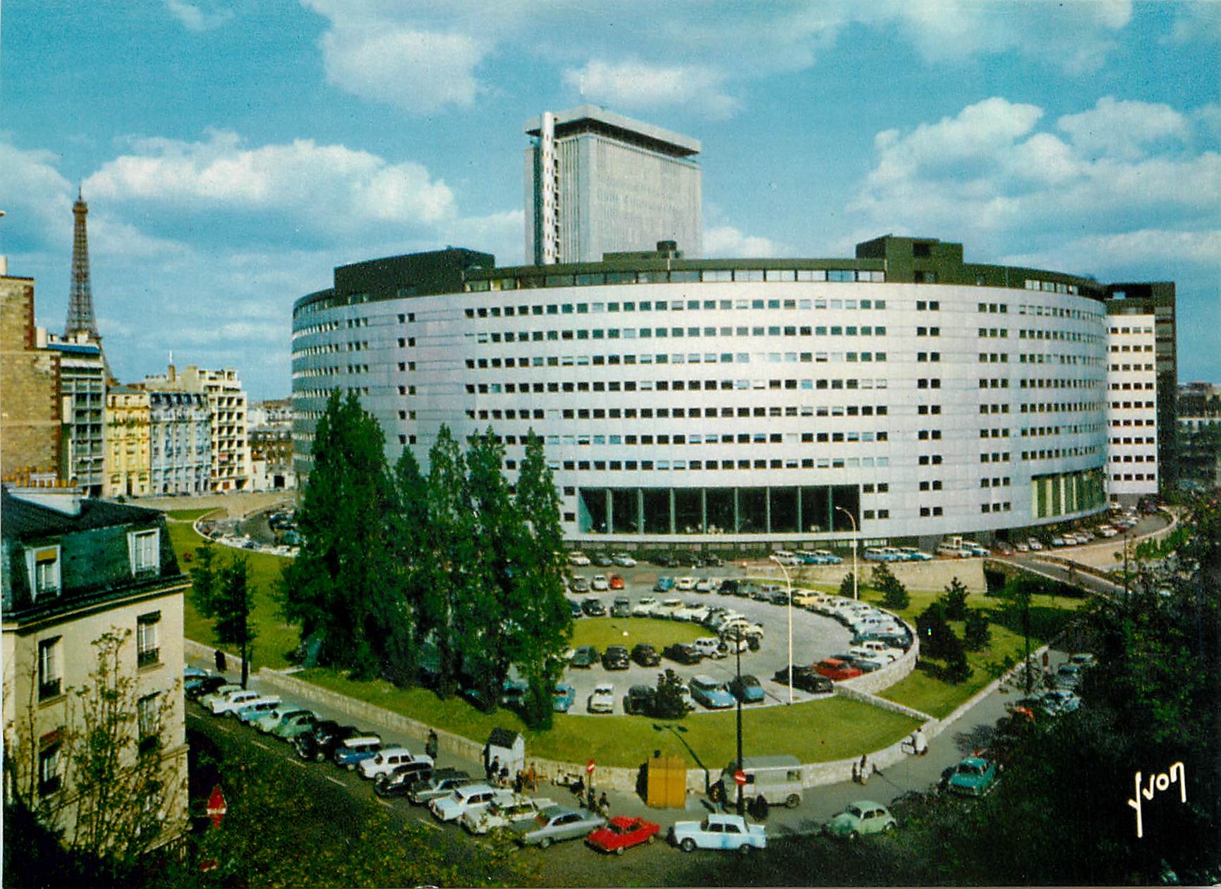 CPM Paris Le Palais de la Radio et la Tour Eiffel 