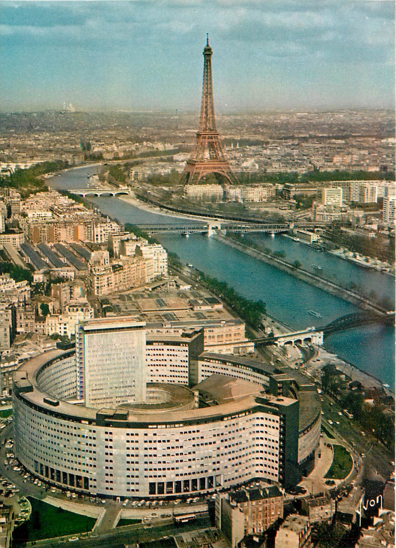 CPM En survolant Paris Le Palais de la Radio La Seine et la Tour Eiffel 