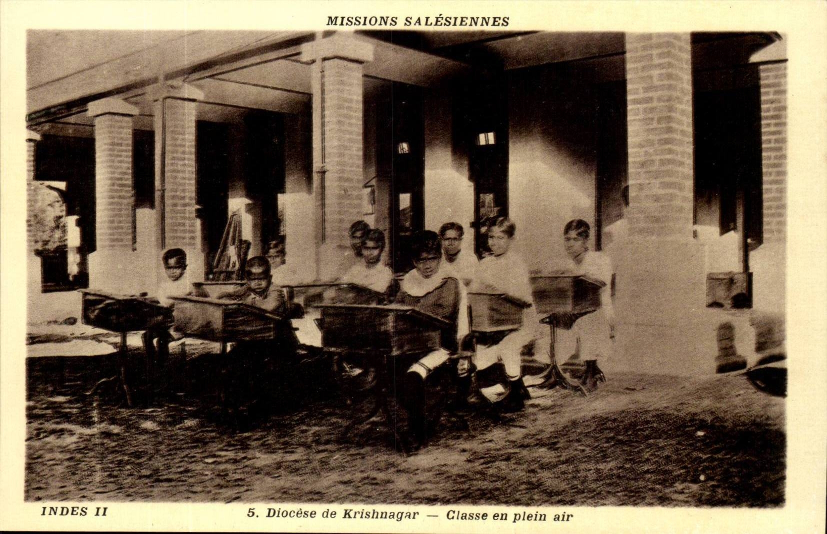 The Indies - CPA- Diocese of Krishnager - Class in the open air - Mission Salesiennes India India