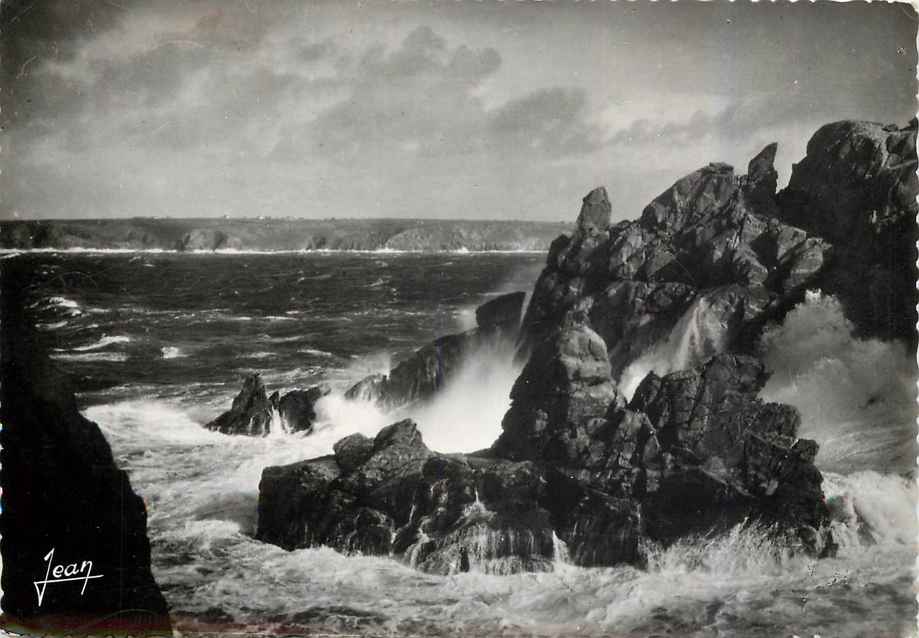 CPM La Bretagne Pointe du Raz Finistere Le Maine couche au fond la baie des Trepasses