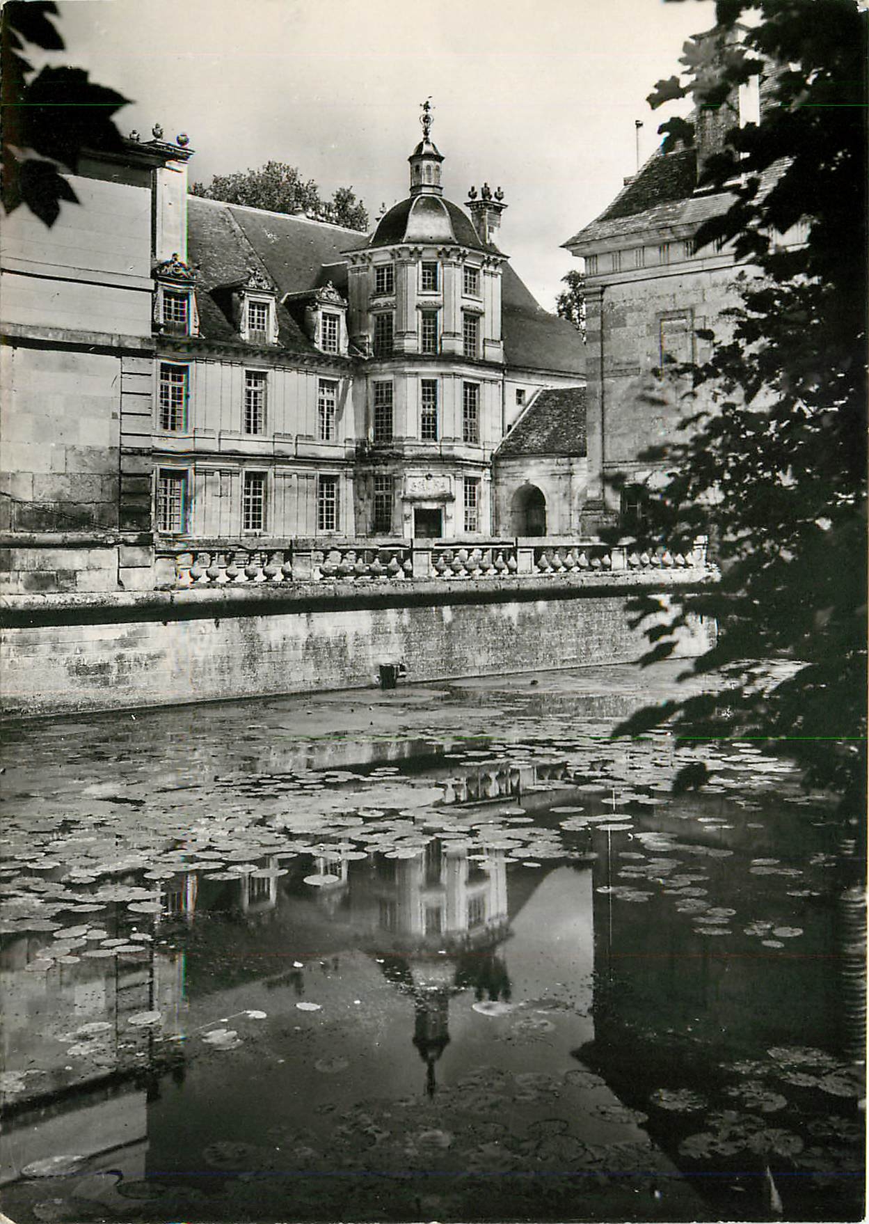 CPM Tanlay Yonne Le Chateau Tour droite du Corps de Logis 