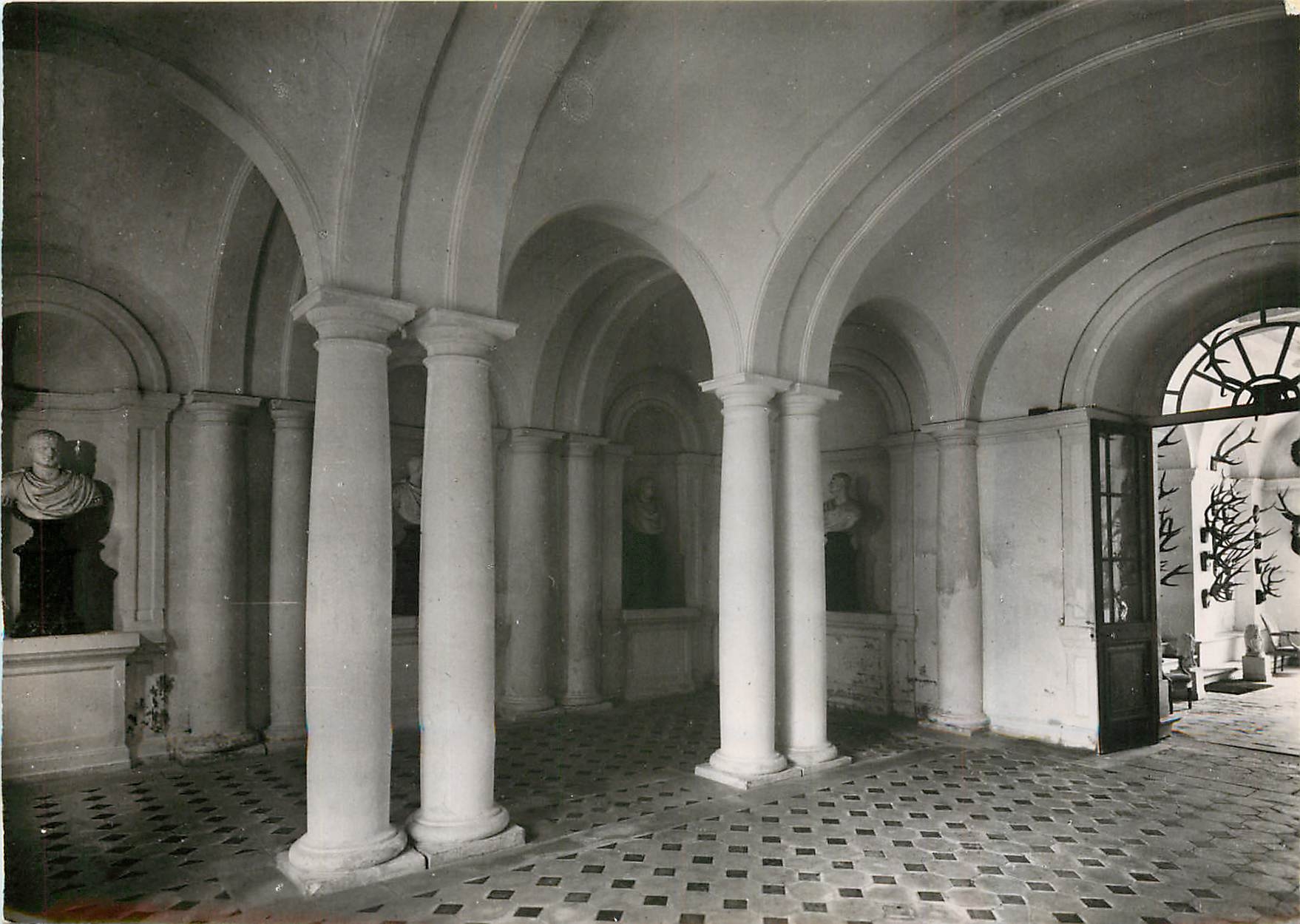 CPM Tanlay Le Chateau Le Vestibule des Cesars 