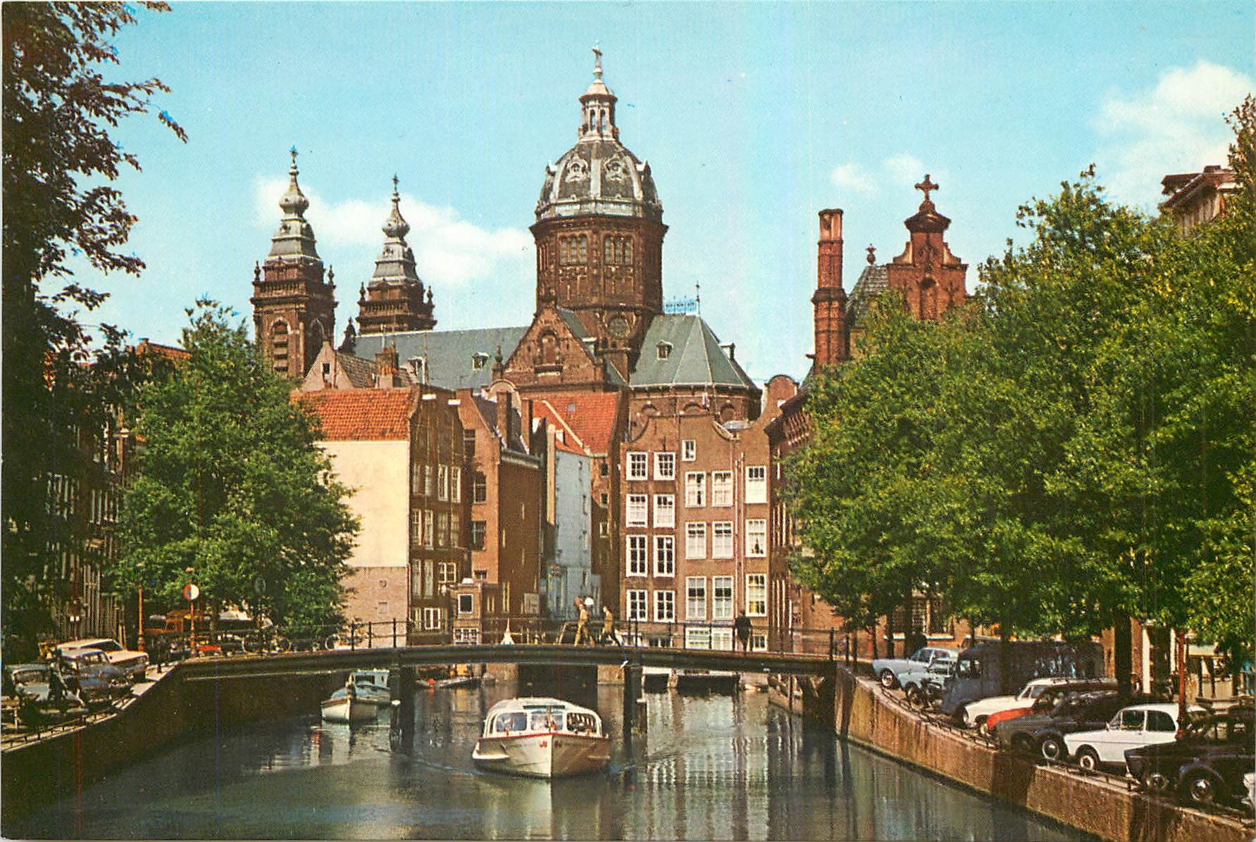 CPM Amsterdam Holland La pittoresque Oudezijds Kolk refletant la silhouette de l'eglise du St Nicola