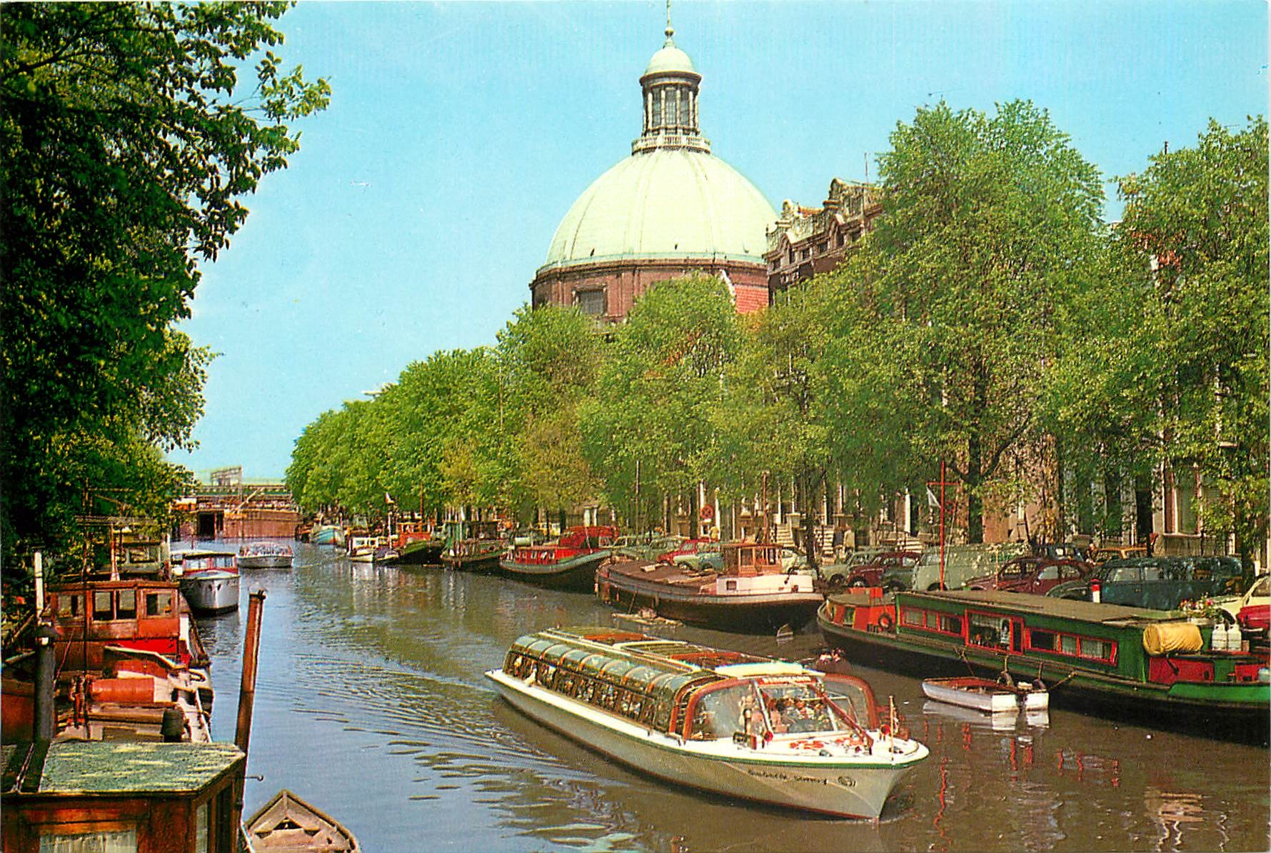 CPM Amsterdam Holland Woonboten in hef Singel en ronde Lutherse Kerk