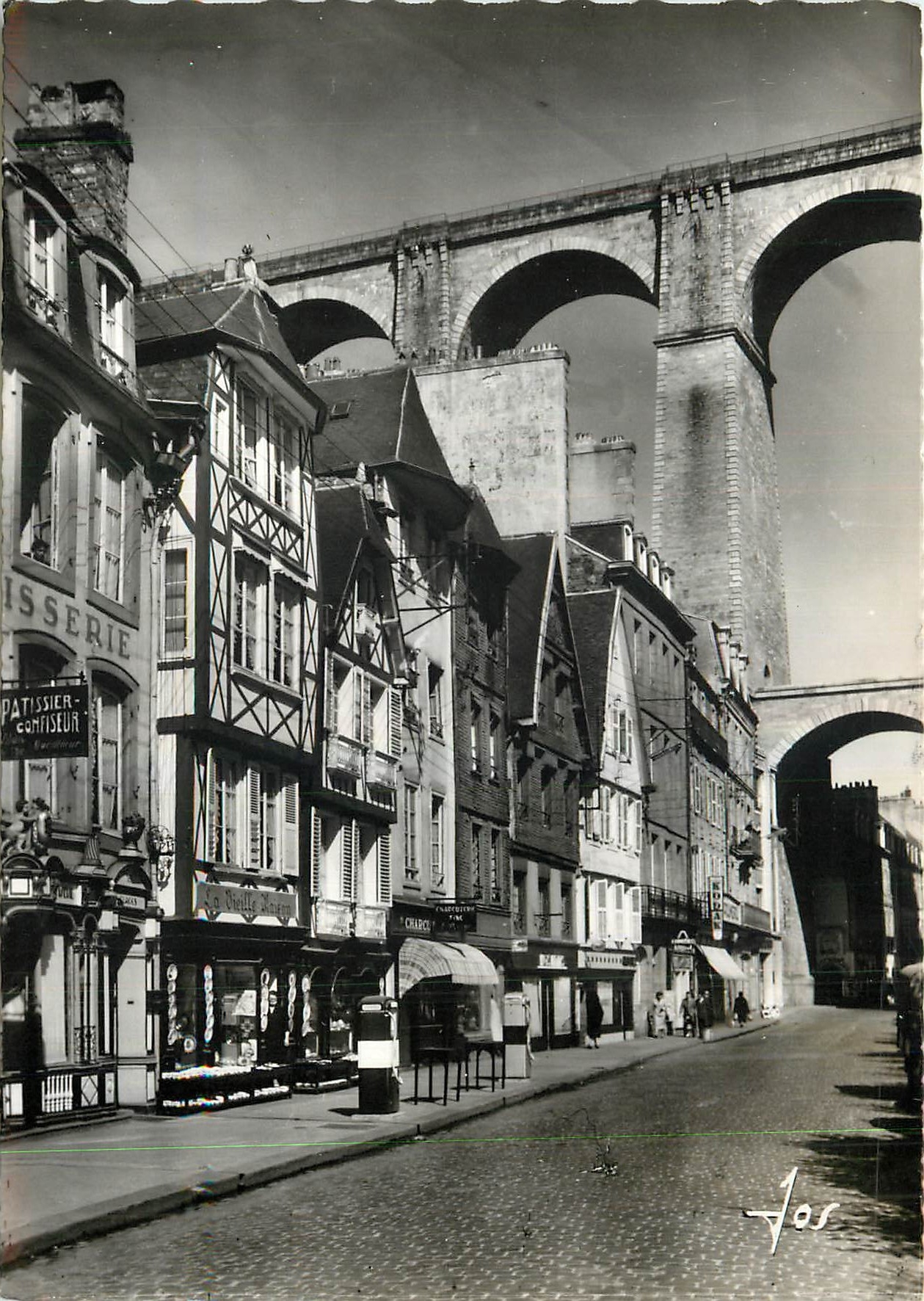 CPA Morlaix Finistere La coin des Lances domine par le viaduc 
