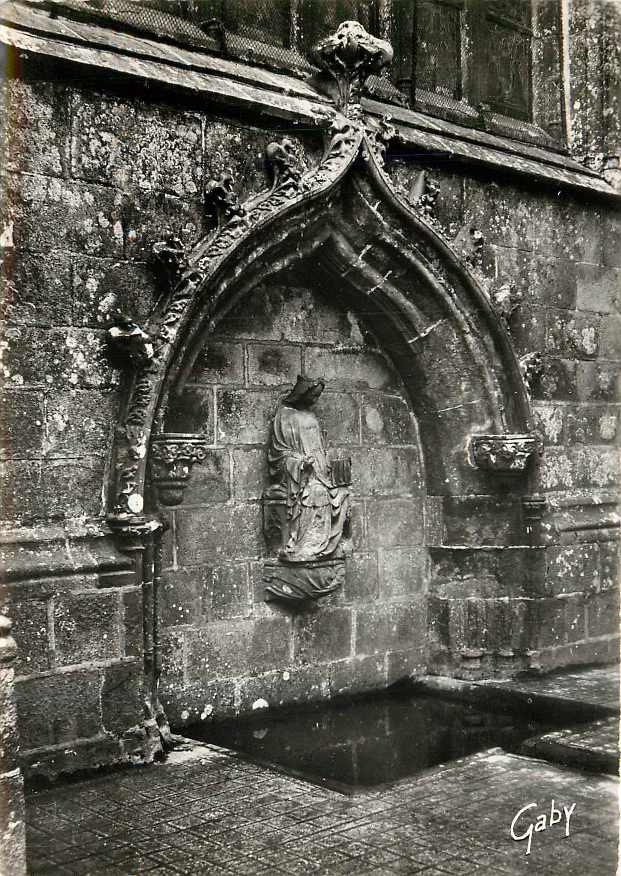 CPA Le Folgoet Finistere Fontaine Miraculeuse de Notre Dame du Folgoet 