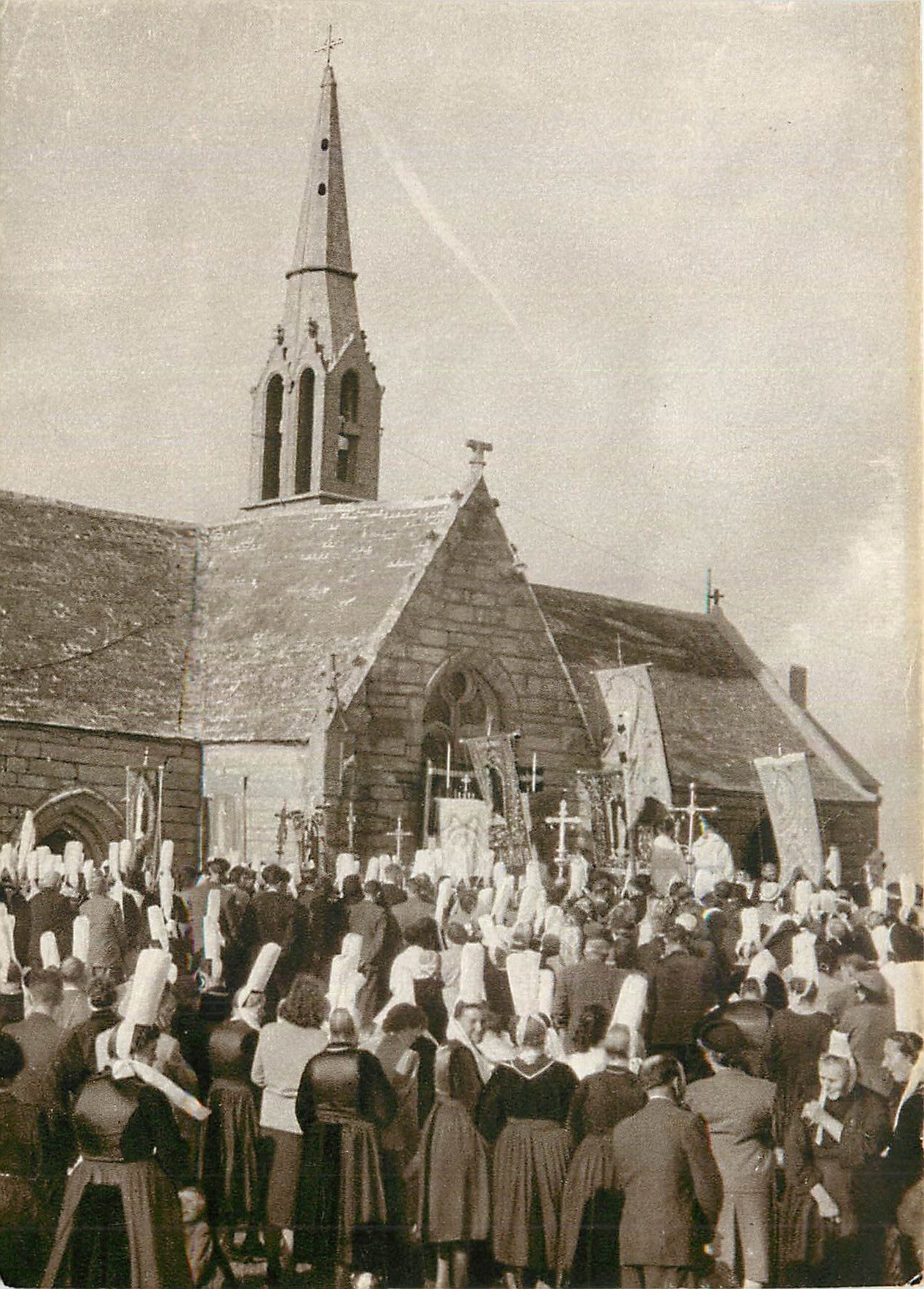 CPM Entre Penmarc'h et la Pointe du Raz s'eleve dans le creux de la cote une petite chapelle des plu