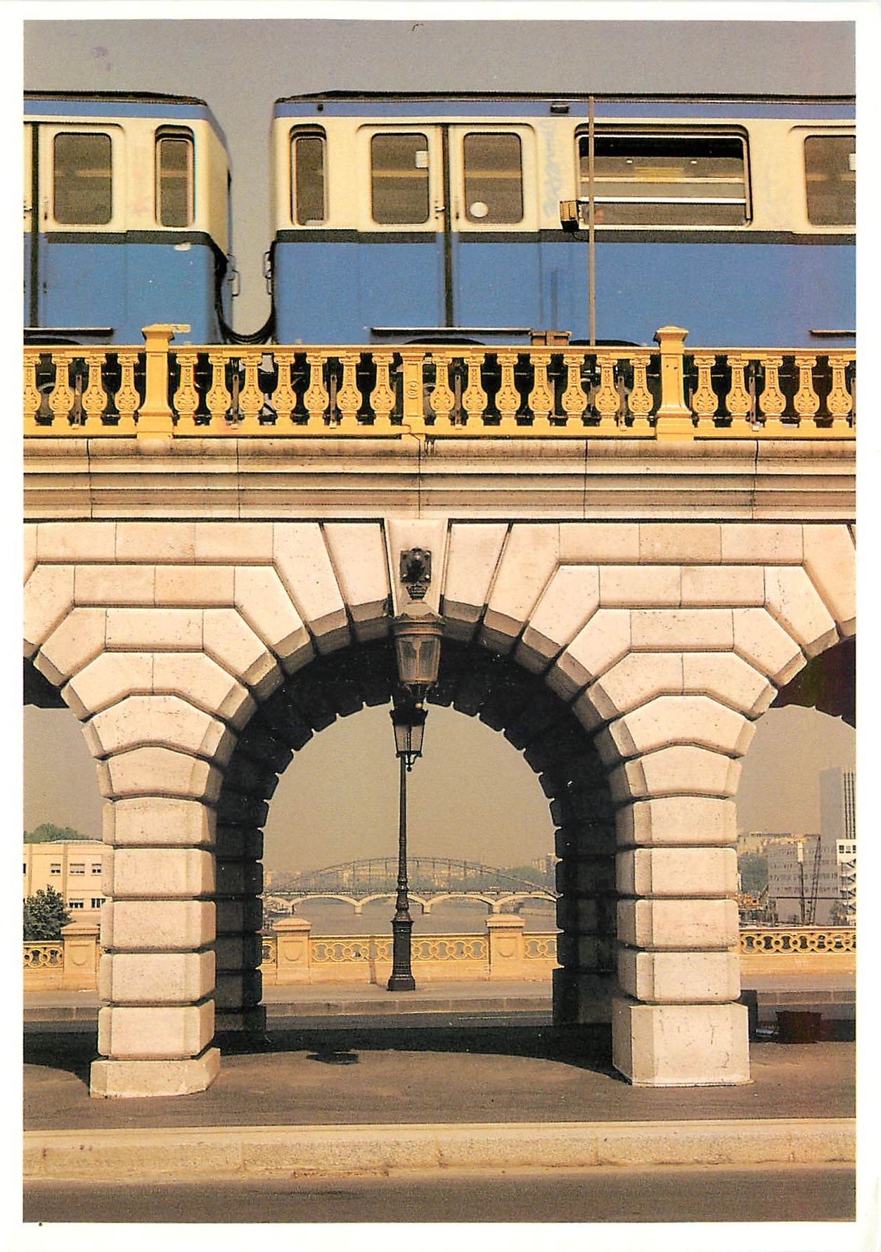 CPM Paris Le Metro Aerien Pont de Bercy 