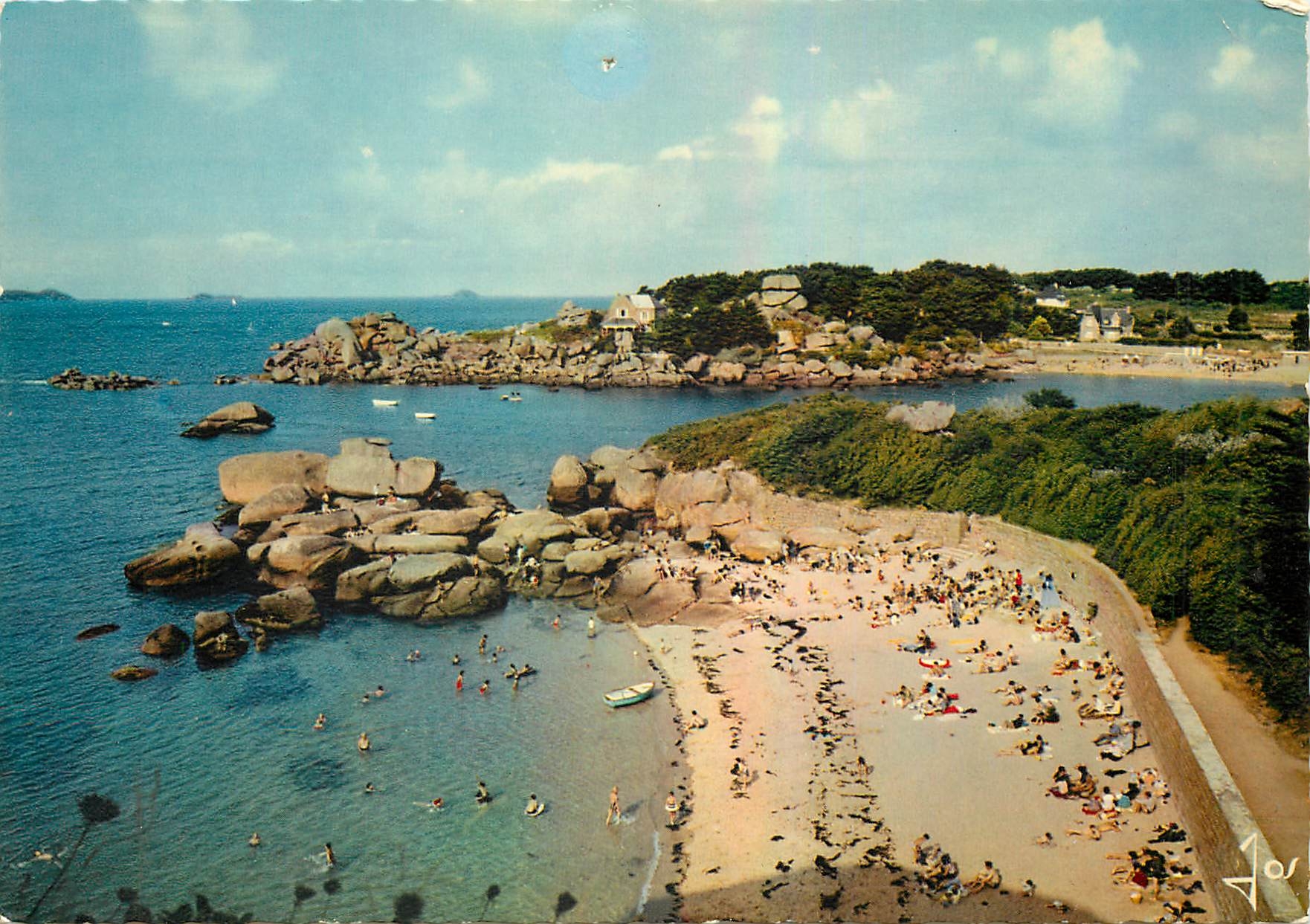 CPM Ploumanach L'une des plages petite crique entre les rochers 