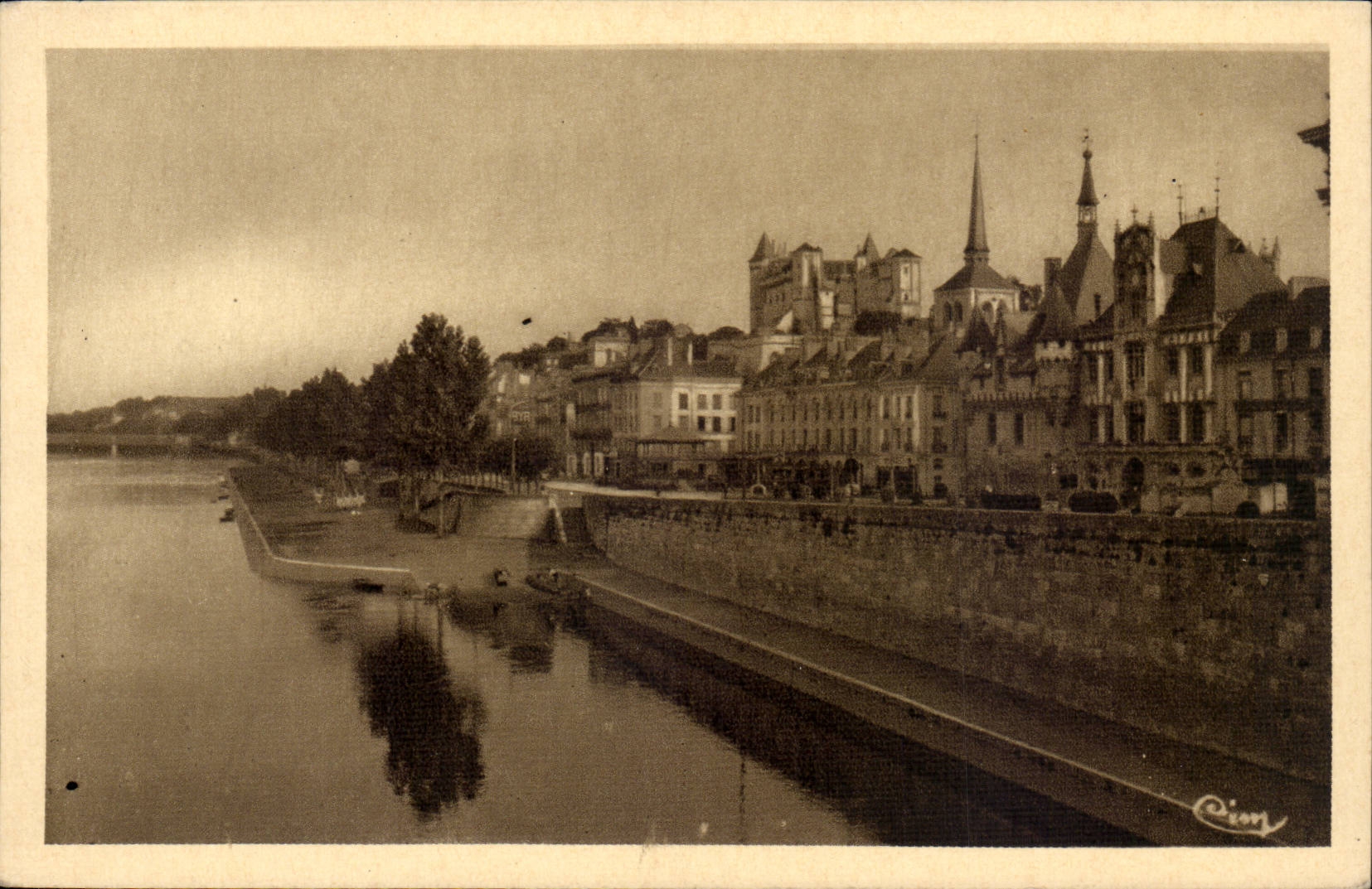 Saumur the Castle the Church the Town hall and the Wilson Quay - CPA