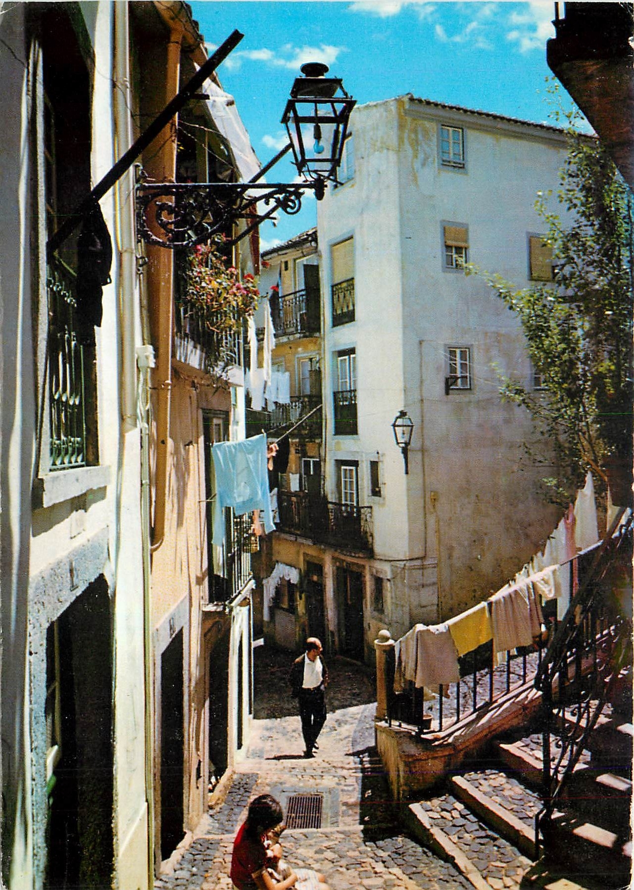 CPM Lisboa Portugal Rua tipica de Alfama